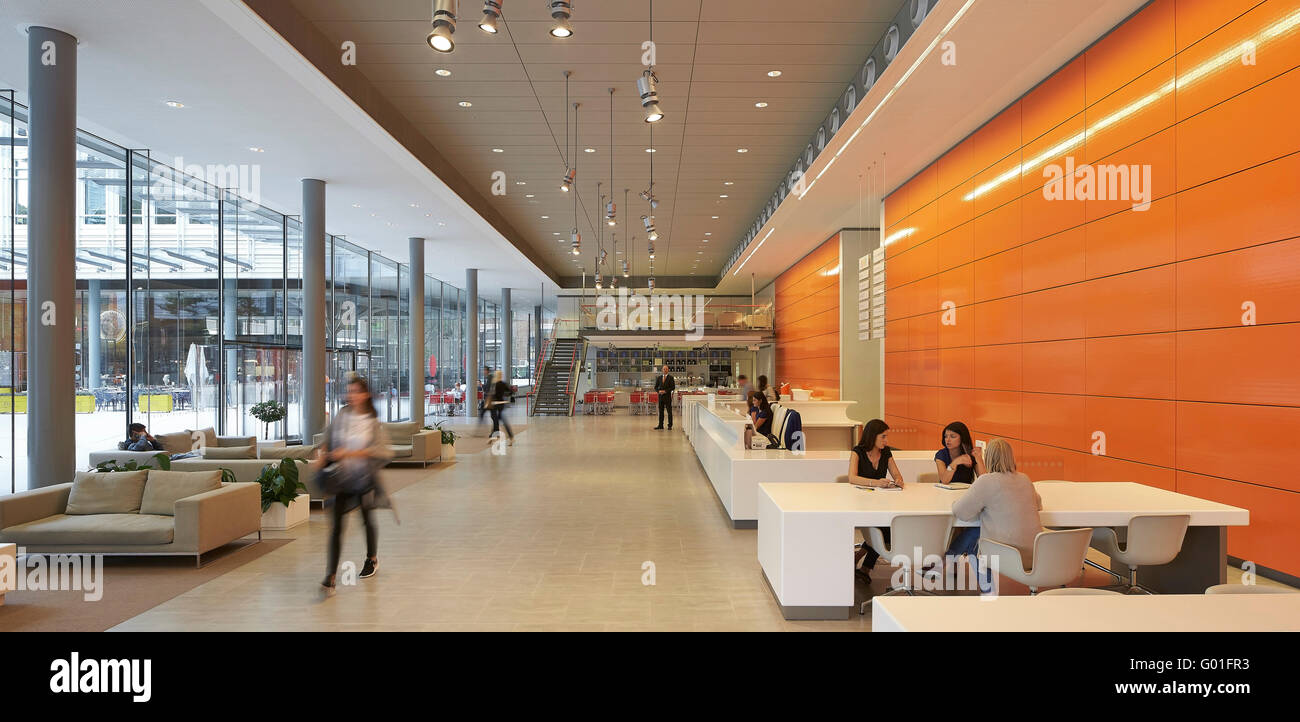 Rez-de-chaussée à l'entrée et la réception. Central Saint Giles, London, Royaume-Uni. Architecte : Renzo Piano Building Workshop, 2015. Banque D'Images