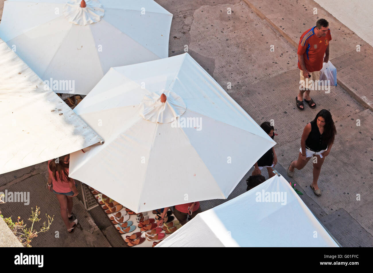 Minorque, Iles Baléares, Espagne, Europe : parapluie blanc et stands des chaussures et articles de cuir au marché artisanal de Ciutadella Banque D'Images