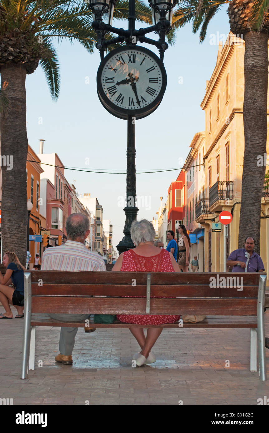 Menorca, Minorque : un couple sur un banc de la place de la ville de Plaça d'Alfons III, Ciutadella Banque D'Images