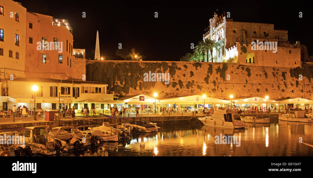 Minorque, Iles Baléares, Espagne : vue panoramique sur le port de Ciutadella, la nuit Banque D'Images