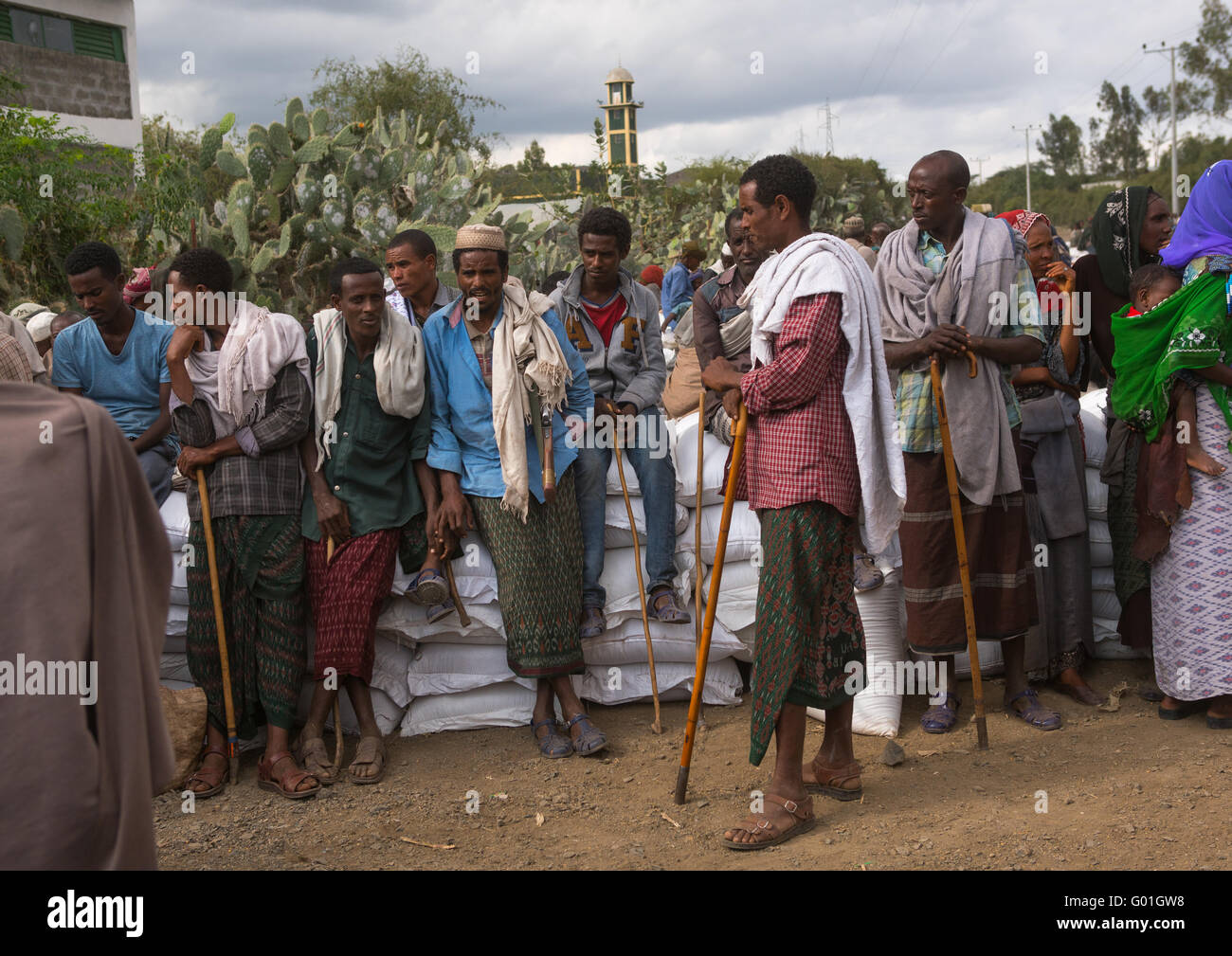 L Ethiopie Le Wollo Zone Semien Woldia Attendre Au Peuple Ethiopien Un Centre De Distribution Alimentaire Photo Stock Alamy
