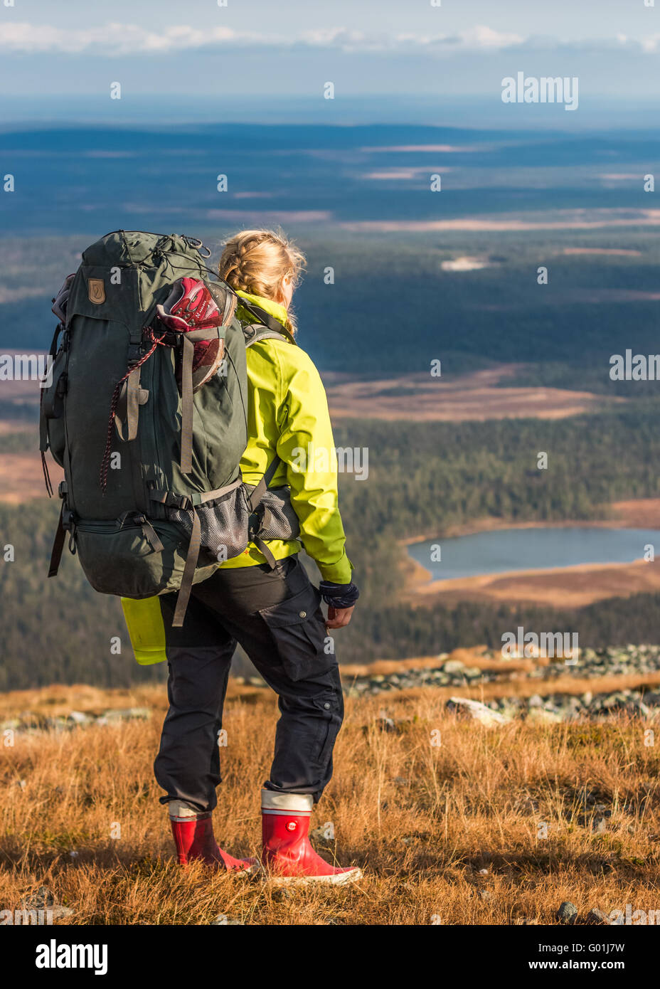 Jeune randonneur admirant la vue dans le Parc National de Pallas-Yllästunturi Banque D'Images