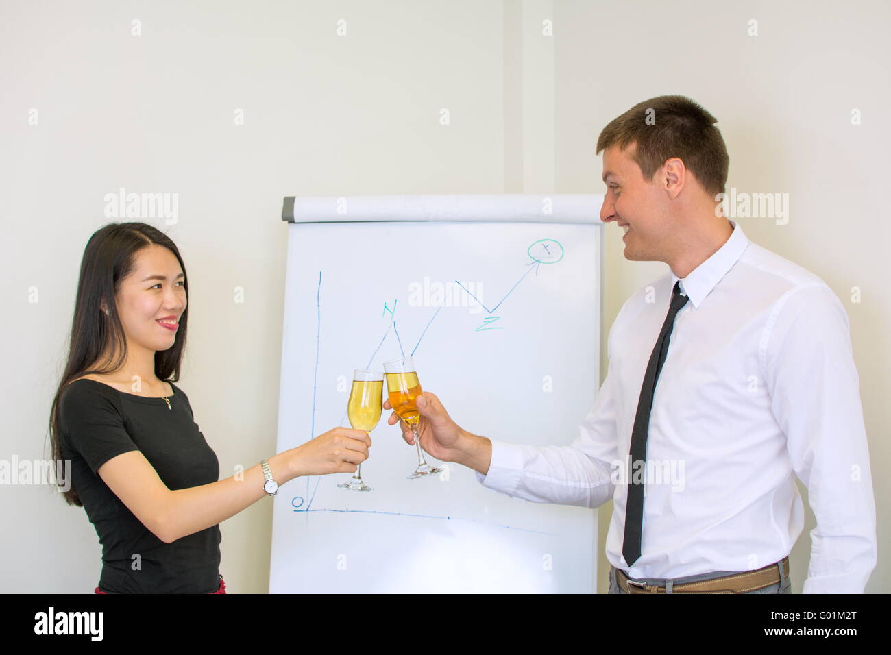 Collègues célébrer une réussite commerciale avec un toast au travail Banque D'Images