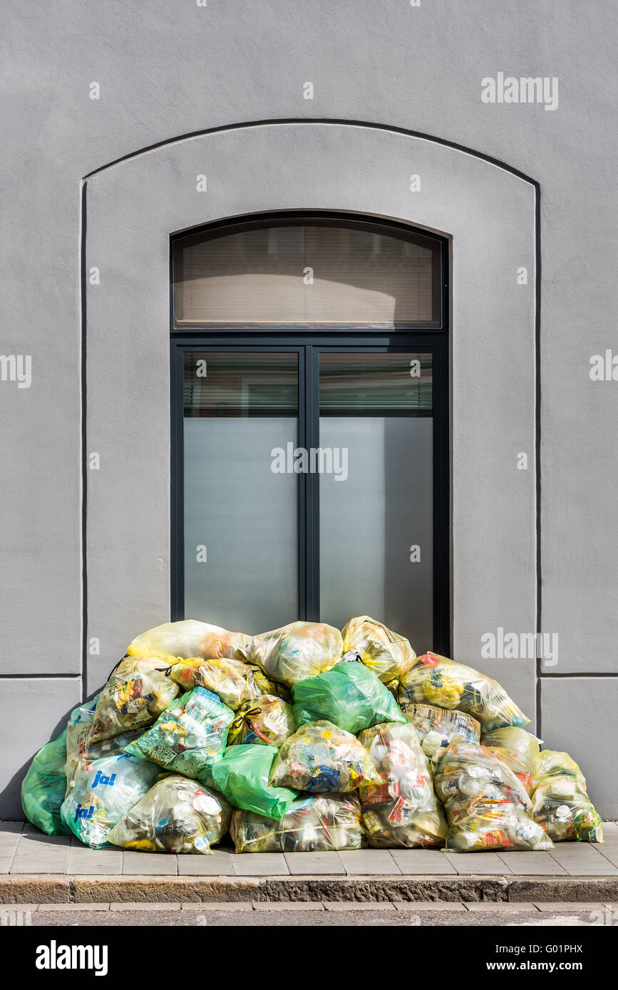 Des ordures, séparer, recycler, recyclage, les sacs à ordures ramasser la pile à l'extérieur de la maison, la construction, les déchets, la montagne coll Banque D'Images