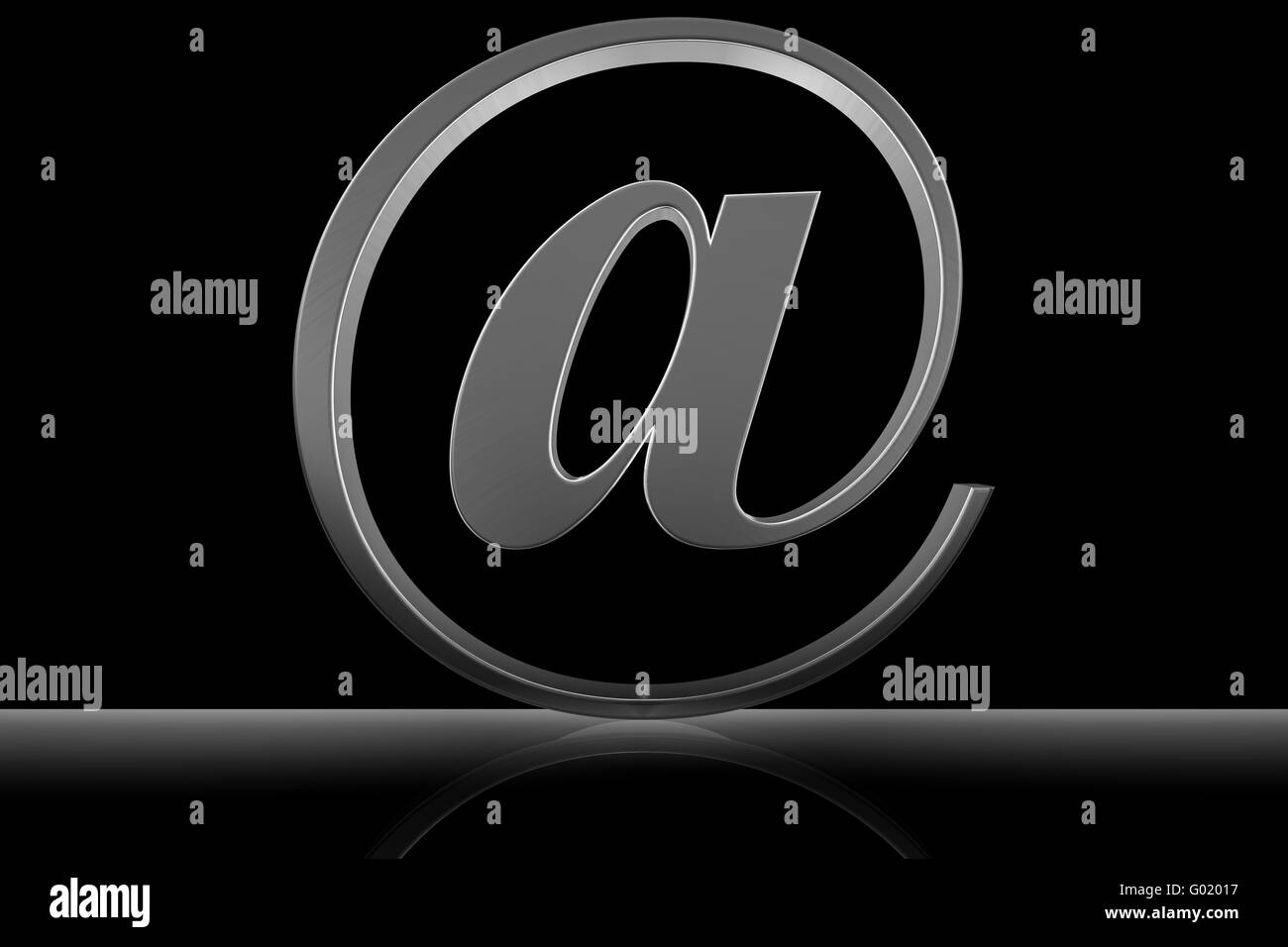 Argent 3d @ symbole sur fond noir réfléchissant Banque D'Images