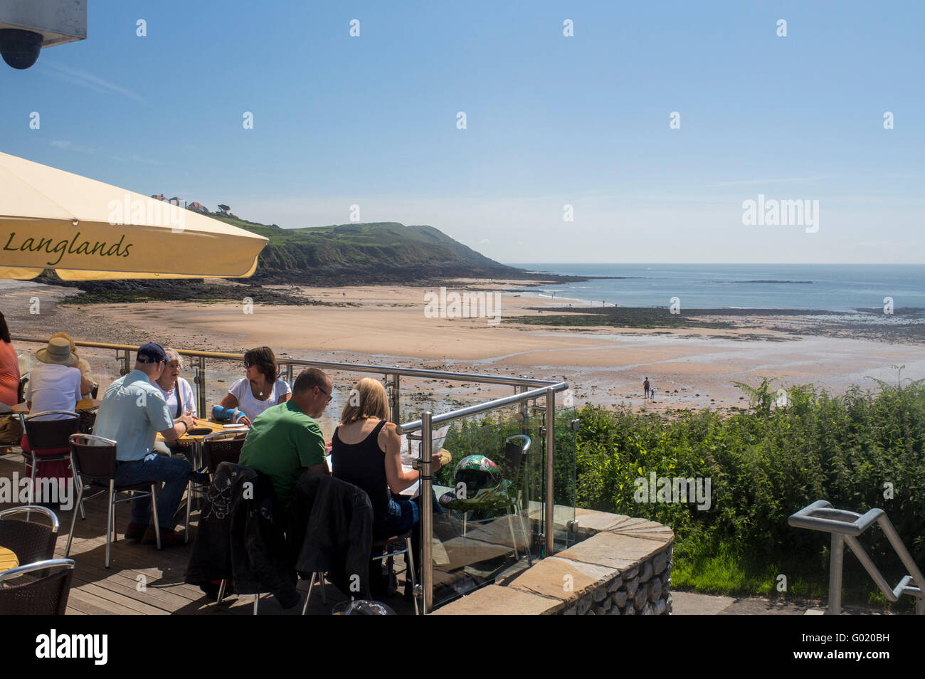 Les personnes bénéficiant d'un verre dans des tables donnant sur la plage de la baie de Langland Péninsule de Gower Swansea County South Wales UK Banque D'Images