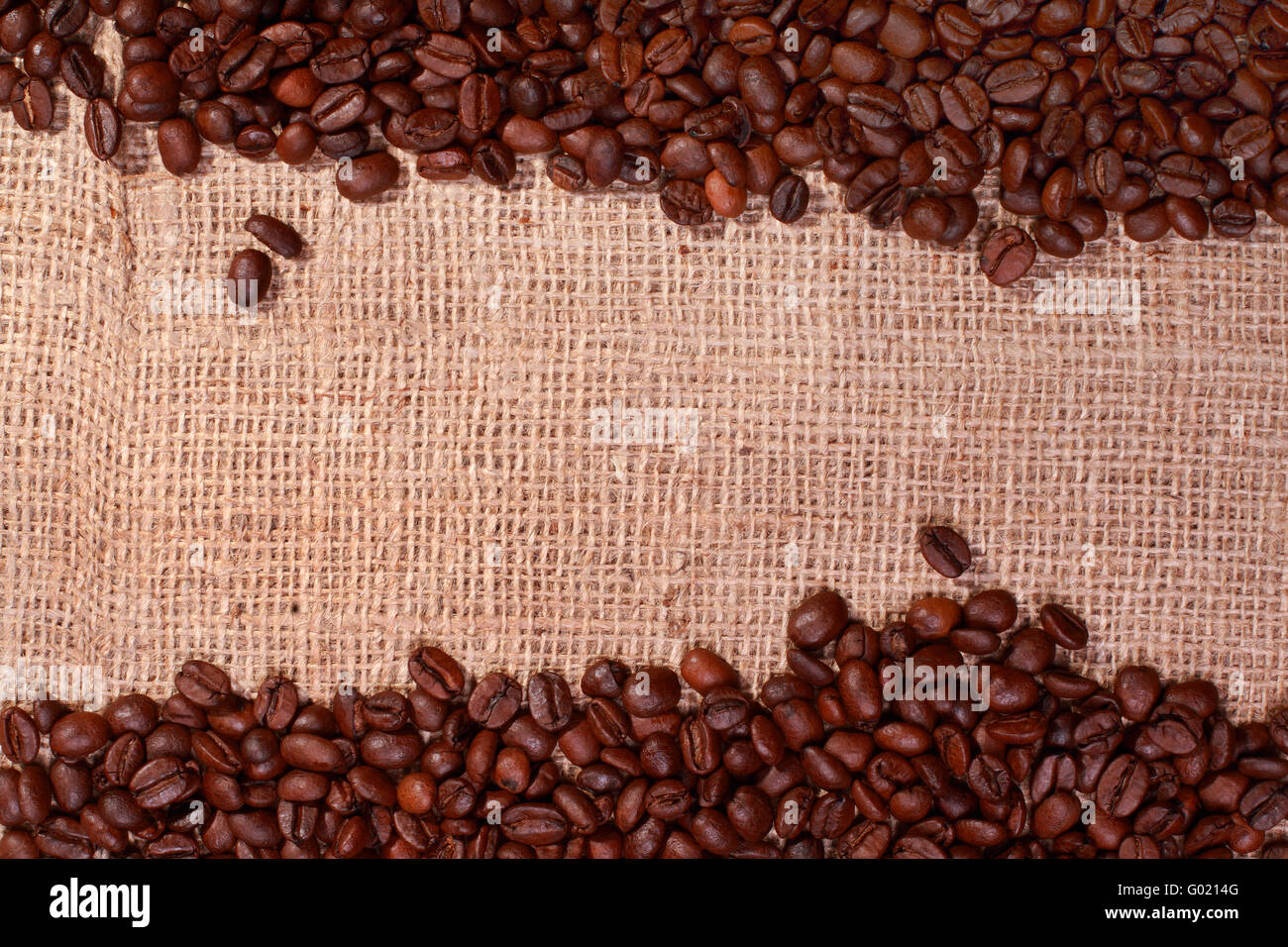 Grain de café torréfié frontières avec l'exemplaire de l'espace sur un fond de toile Banque D'Images