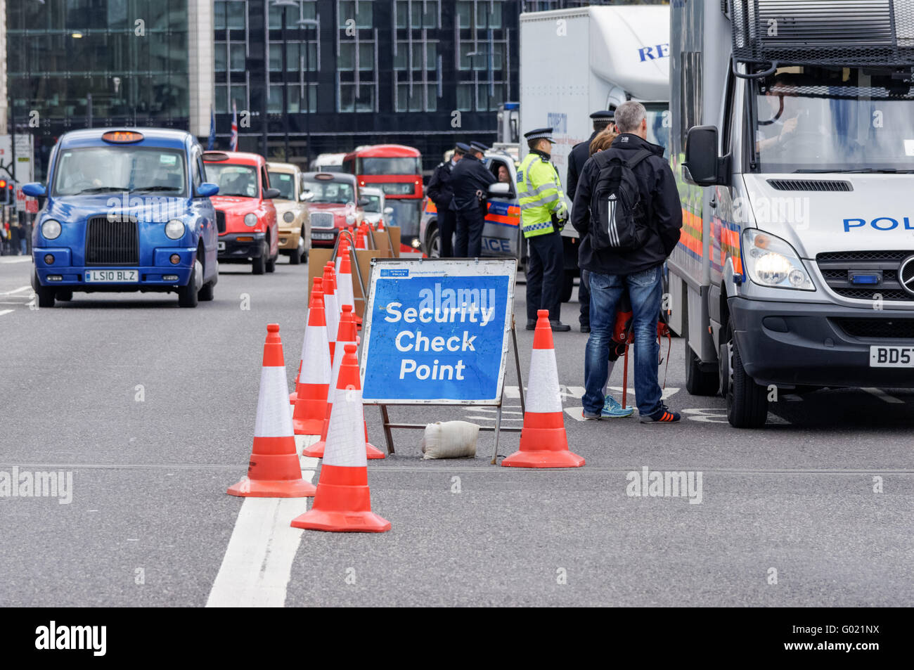 La police au contrôle de sécurité sur le pont de Westminster, Londres Angleterre Royaume-Uni UK Banque D'Images
