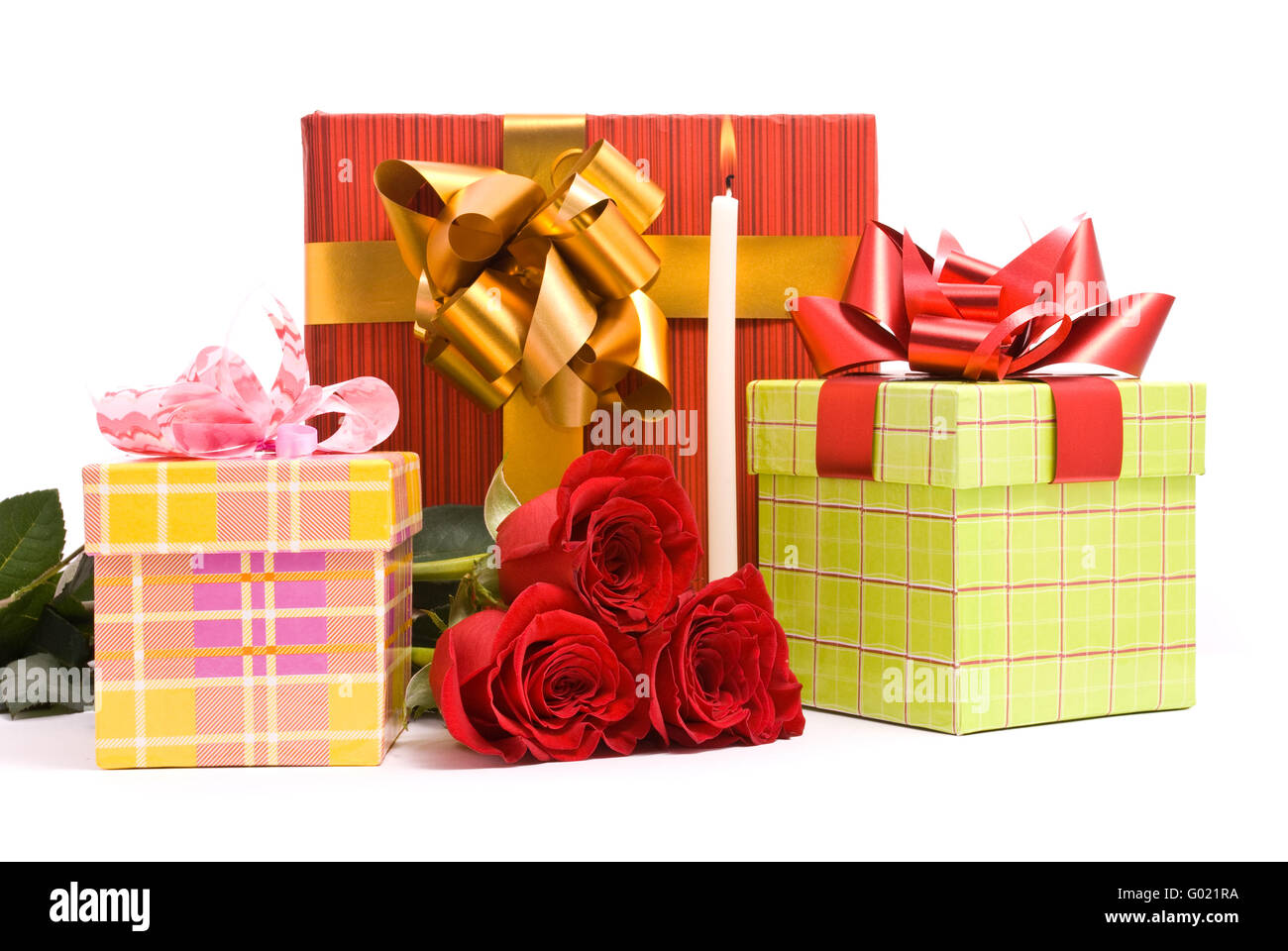Roses rouges et les coffrets cadeaux sur un fond blanc studio Banque D'Images