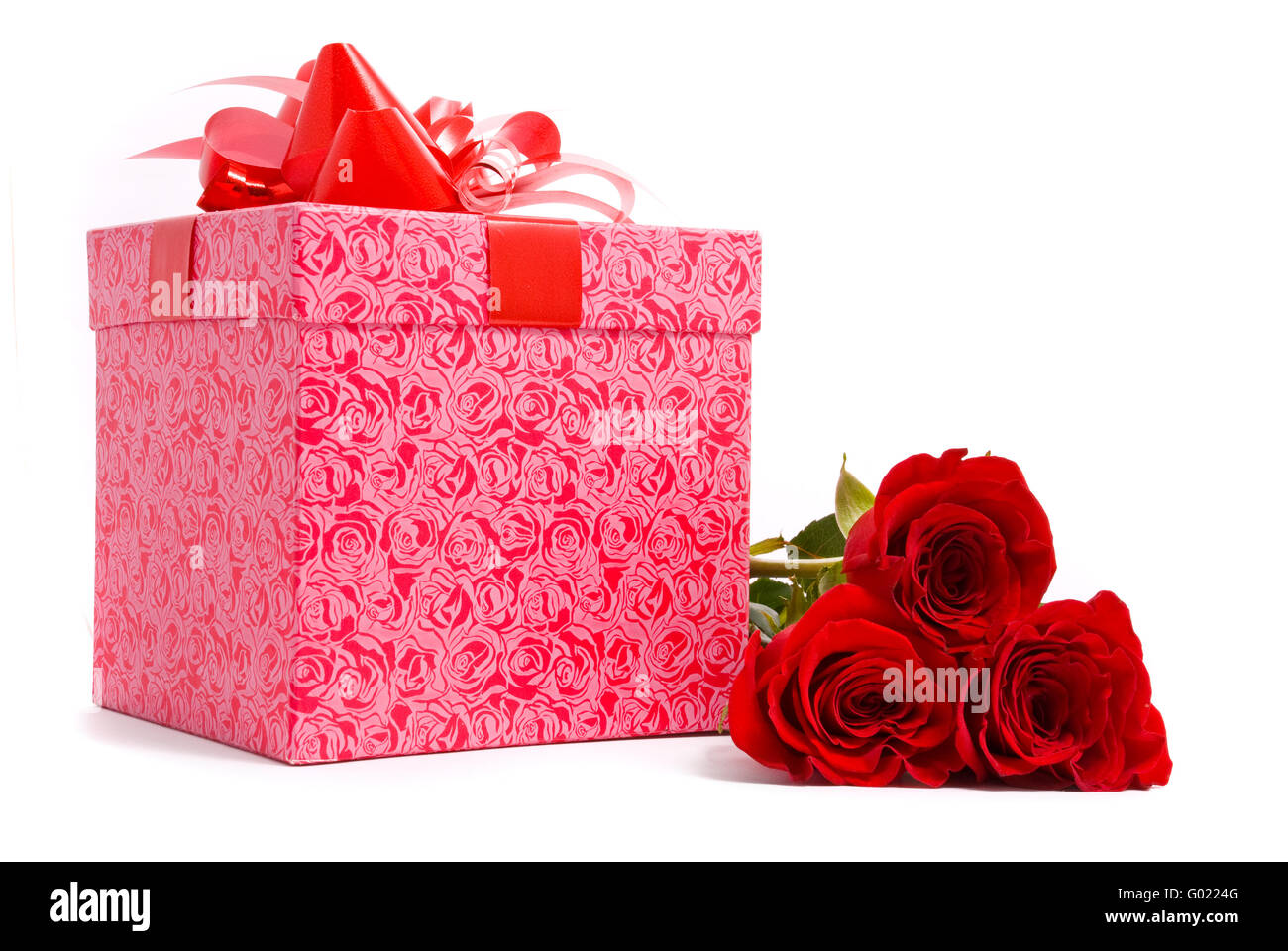 Roses rouges et boîte-cadeau sur un studio fond blanc. Banque D'Images