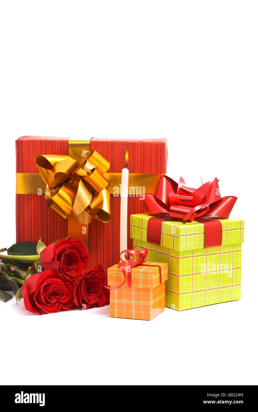 Roses rouges et les coffrets cadeaux sur un studio fond blanc. Banque D'Images