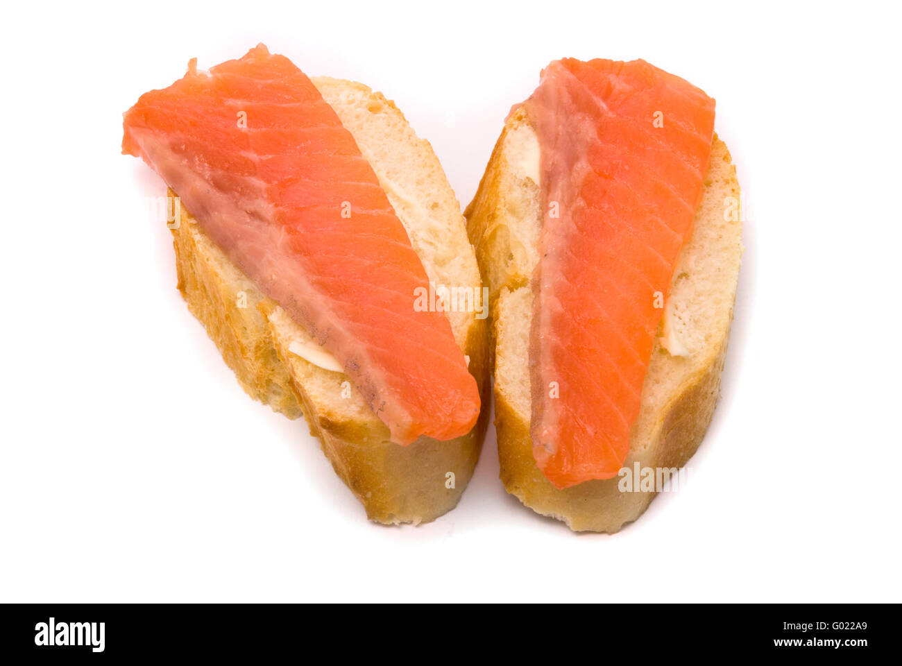 Des sandwichs avec du poisson rouge sur fond blanc Banque D'Images