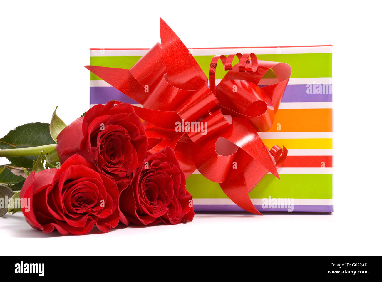 Roses rouges et boîte-cadeau sur un fond blanc studio Banque D'Images
