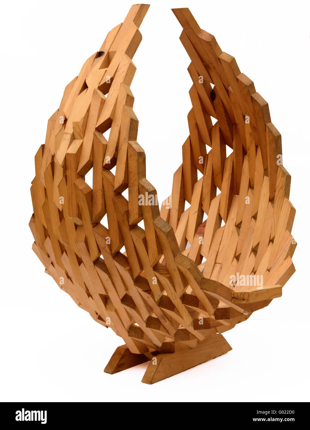Panier à fleurs en bois fabriqué à la main fabriqué à partir de blocs de bois de 1' x 3' collés ensemble. Vue latérale. Banque D'Images