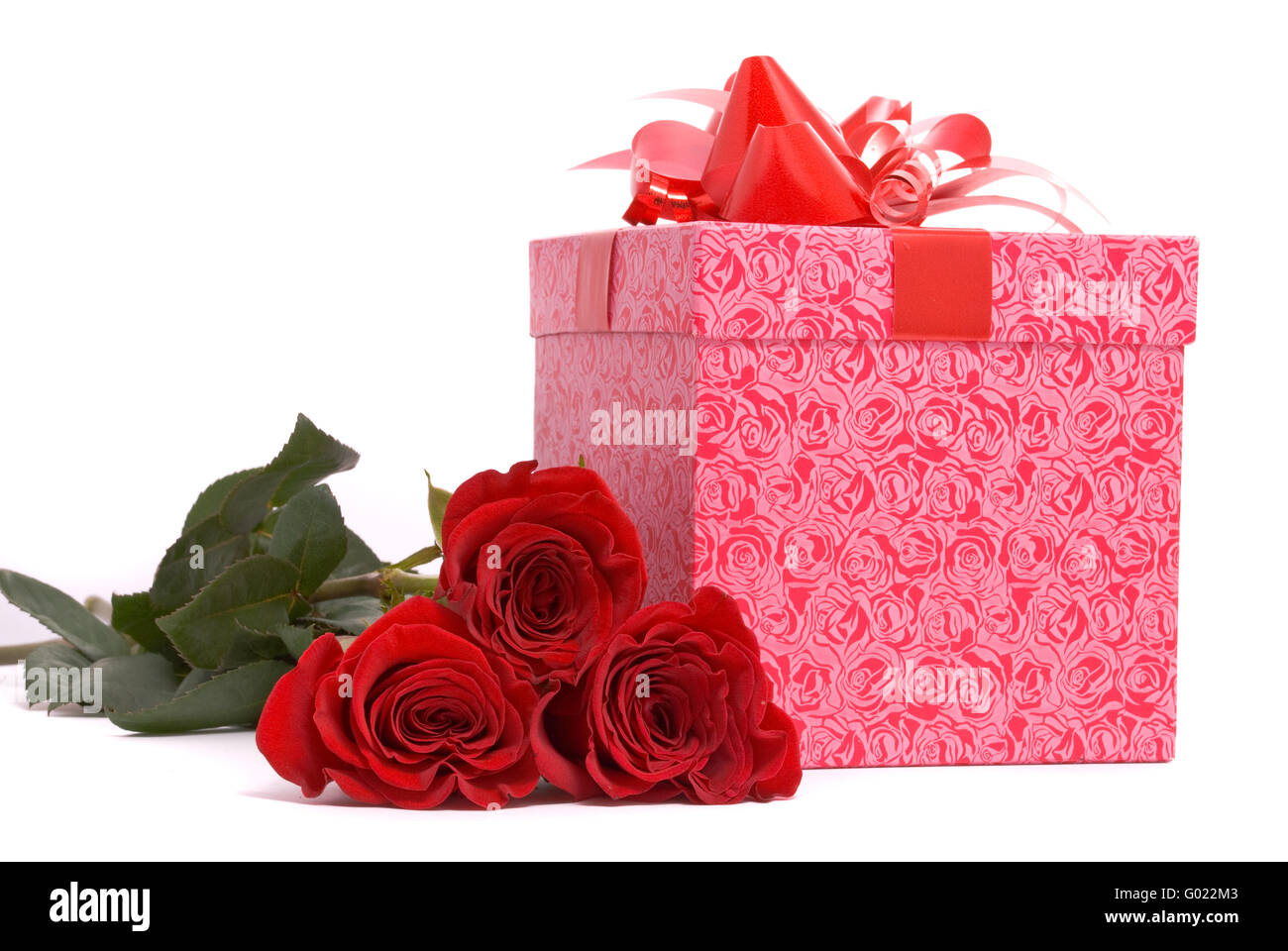 Roses rouges et boîte-cadeau sur un studio fond blanc. Banque D'Images