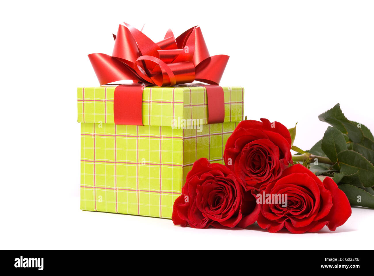 Roses rouges et boîte-cadeau sur un fond blanc studio Banque D'Images