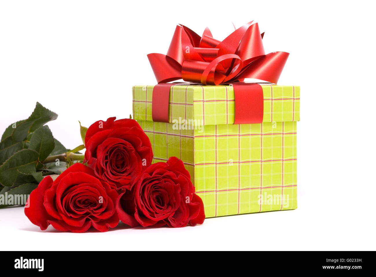 Roses rouges et boîte-cadeau sur un fond blanc studio Banque D'Images