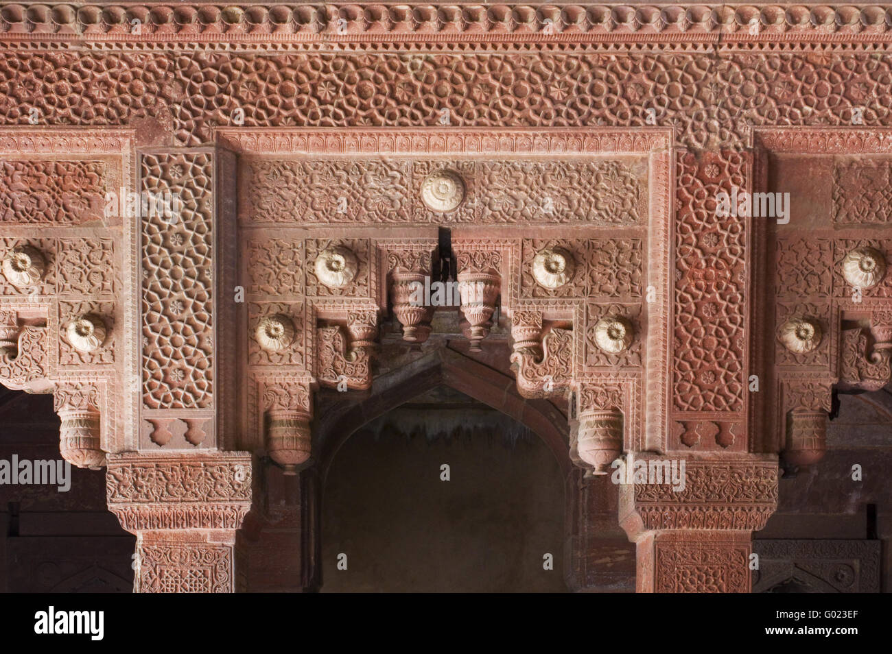 Finement sculptée en pierre rouge au Fort Rouge d'Agra, Inde Banque D'Images