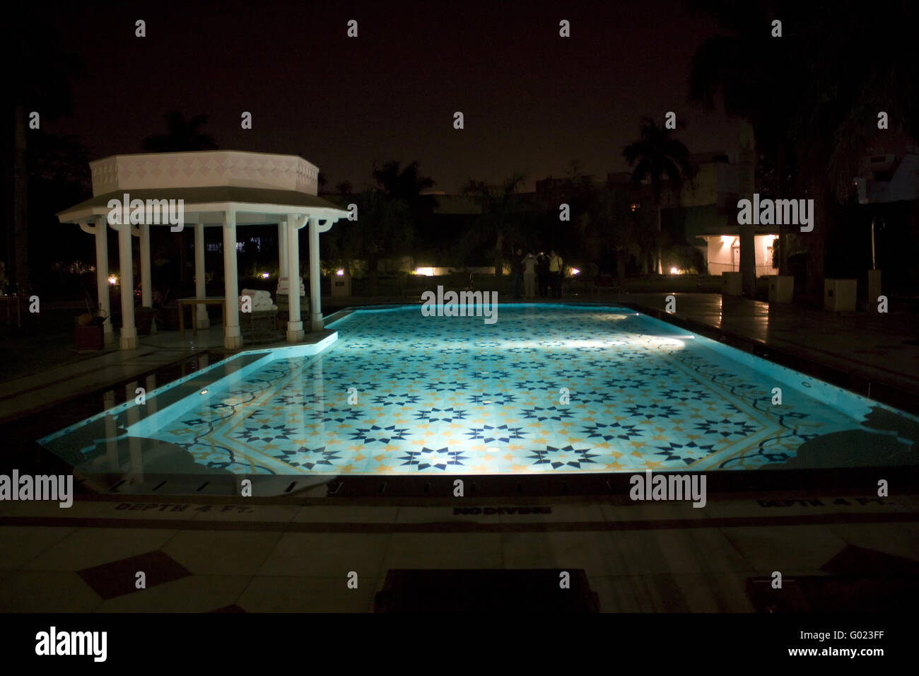 Belle vue sur la piscine éclairée dans un hôtel de tourisme Banque D'Images