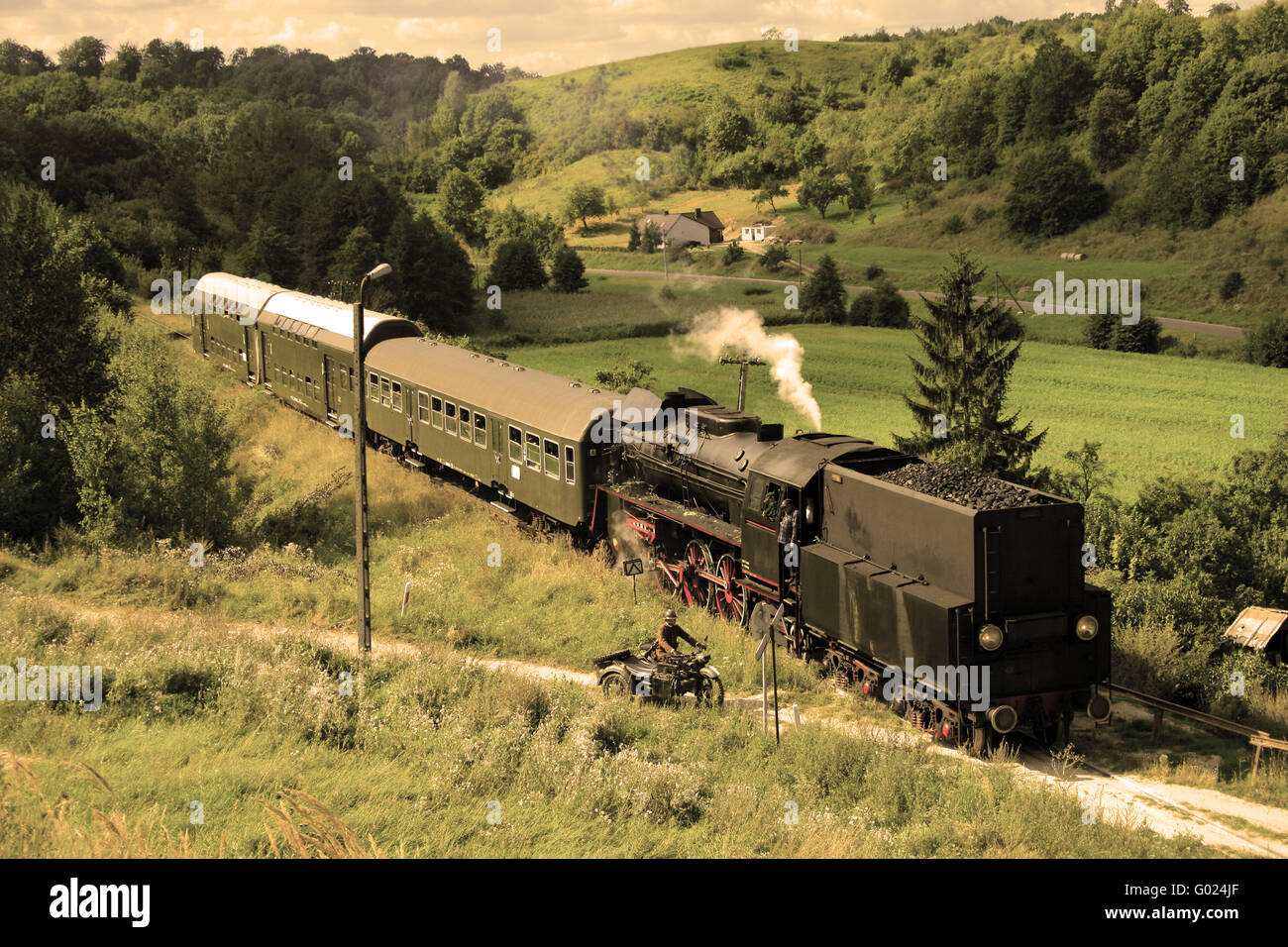 Beau paysage vallonné avec un vieux train à vapeur retro Banque D'Images