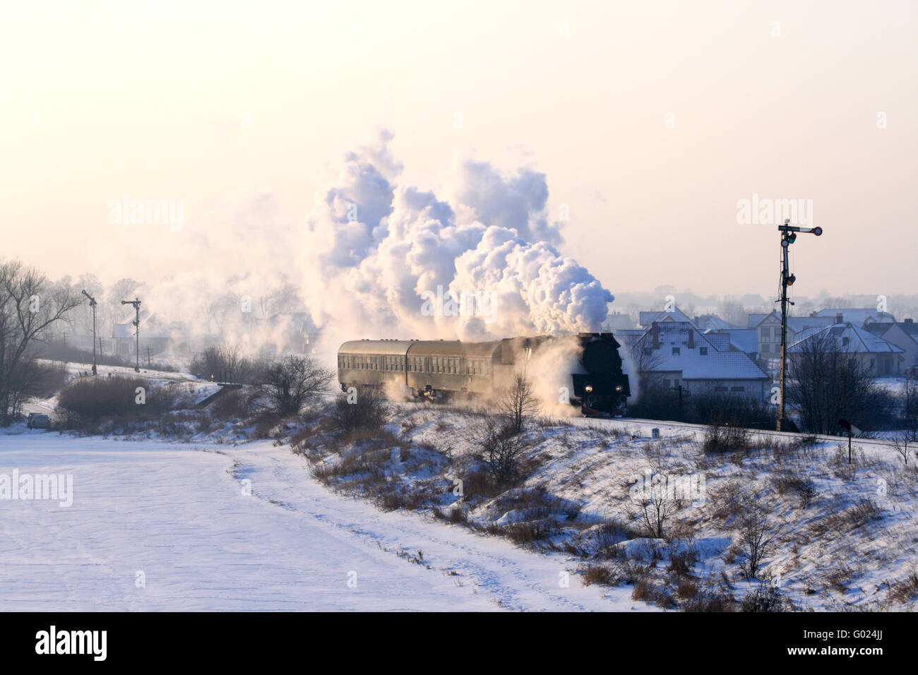 Vintage train à vapeur passant à travers la campagne enneigée Banque D'Images