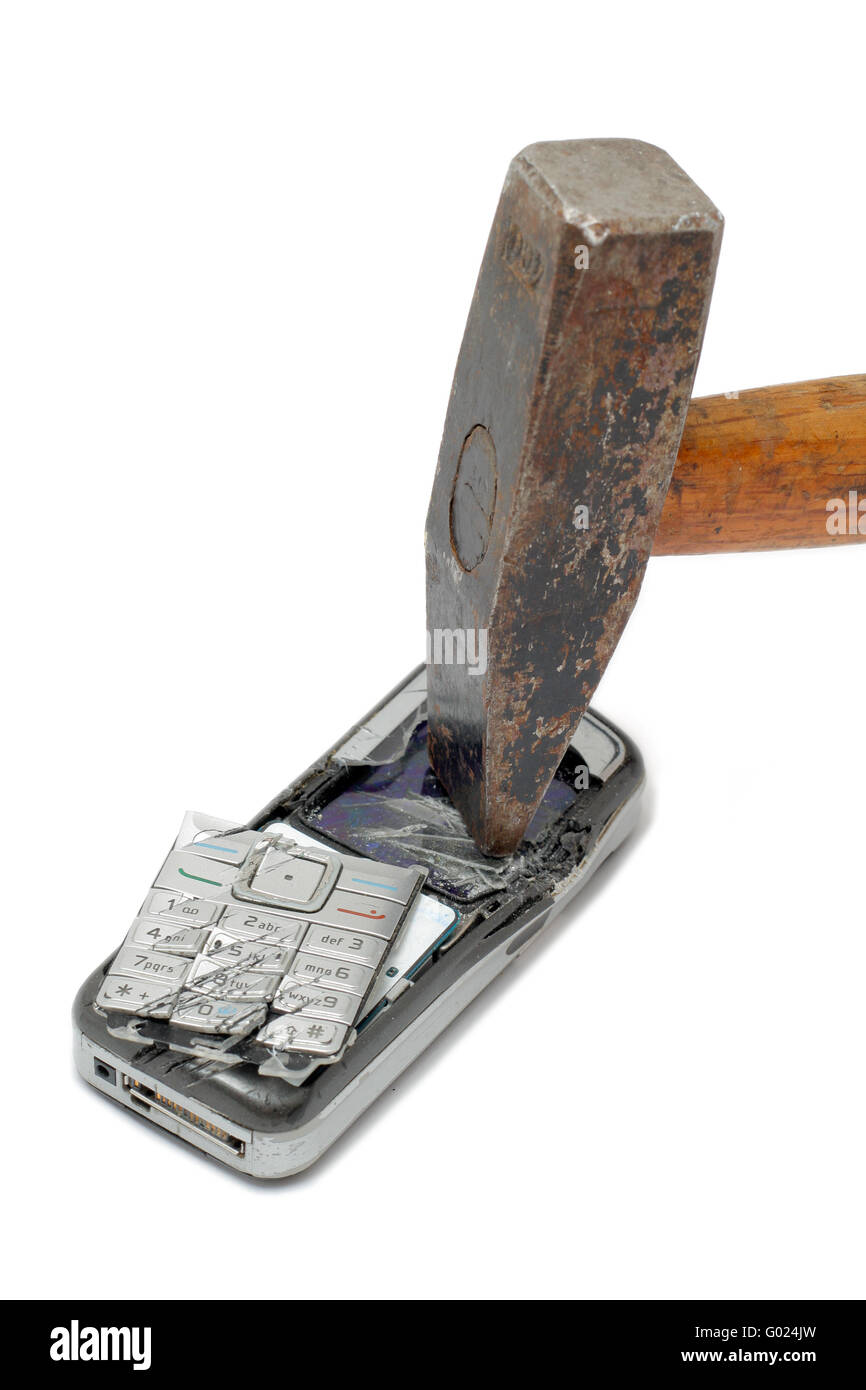 Hammer smashing téléphone cellulaire isolé sur fond blanc Banque D'Images