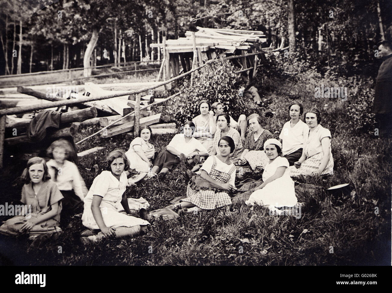 Jung womans assis dans un pré, photographie historique, vers 1935 Banque D'Images