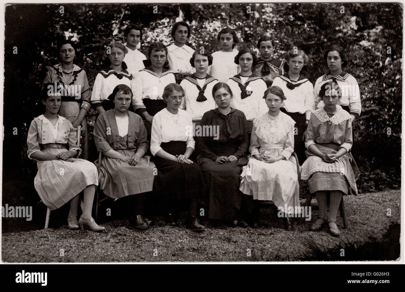 Les écolières en uniforme d'historique, photographie, vers 1920 Banque D'Images