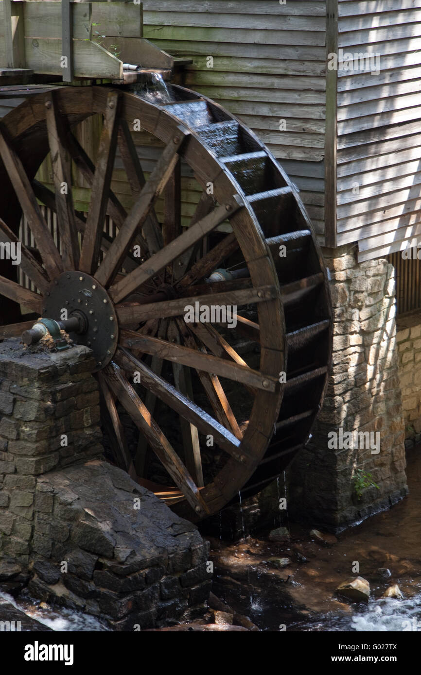 Old grist mill de roue de l'eau d'un ruisseau Banque D'Images