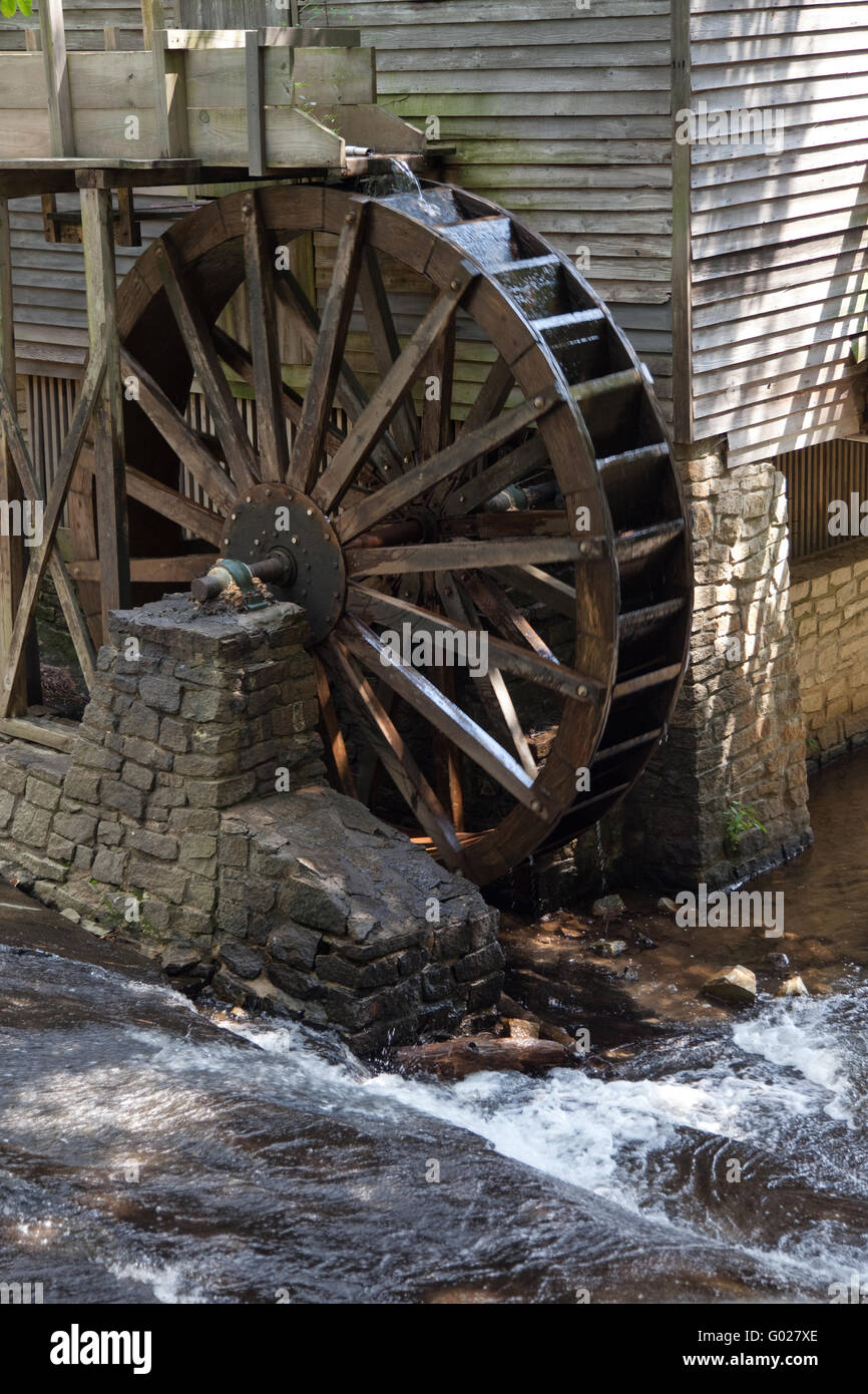 Old grist mill de roue de l'eau d'un ruisseau Banque D'Images