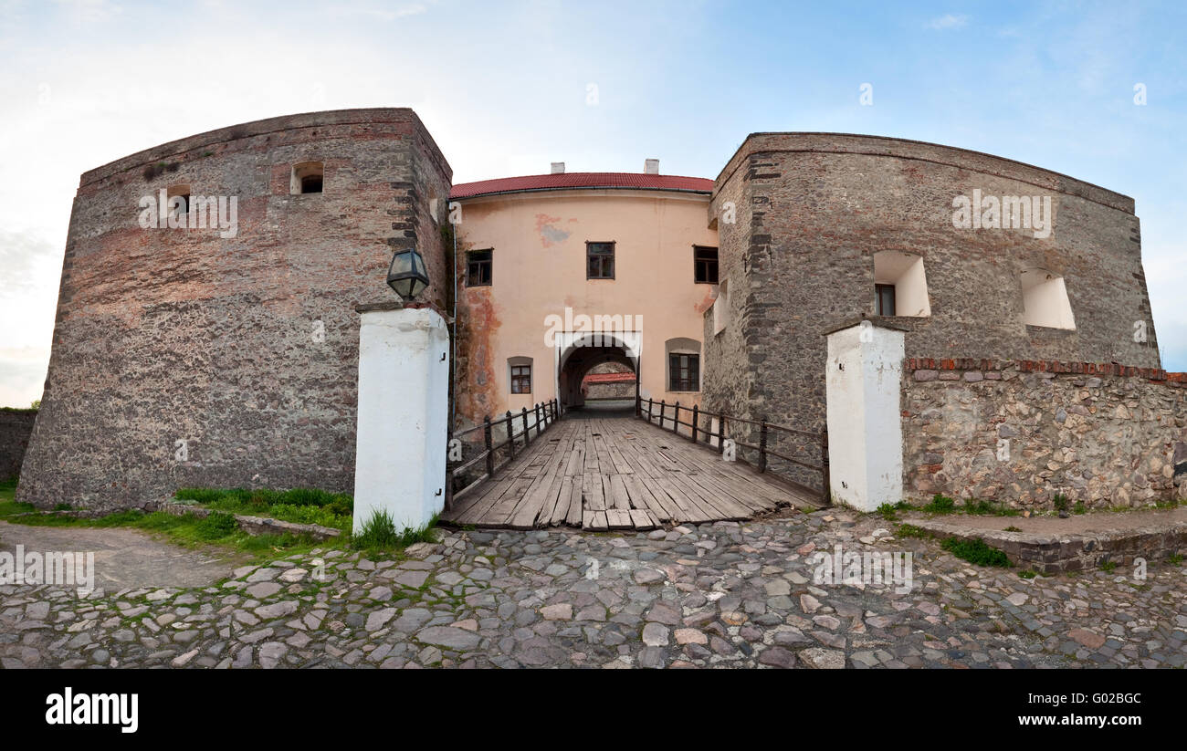 Château de Zolotchiv printemps bridge gate vue (Ukraine) Banque D'Images