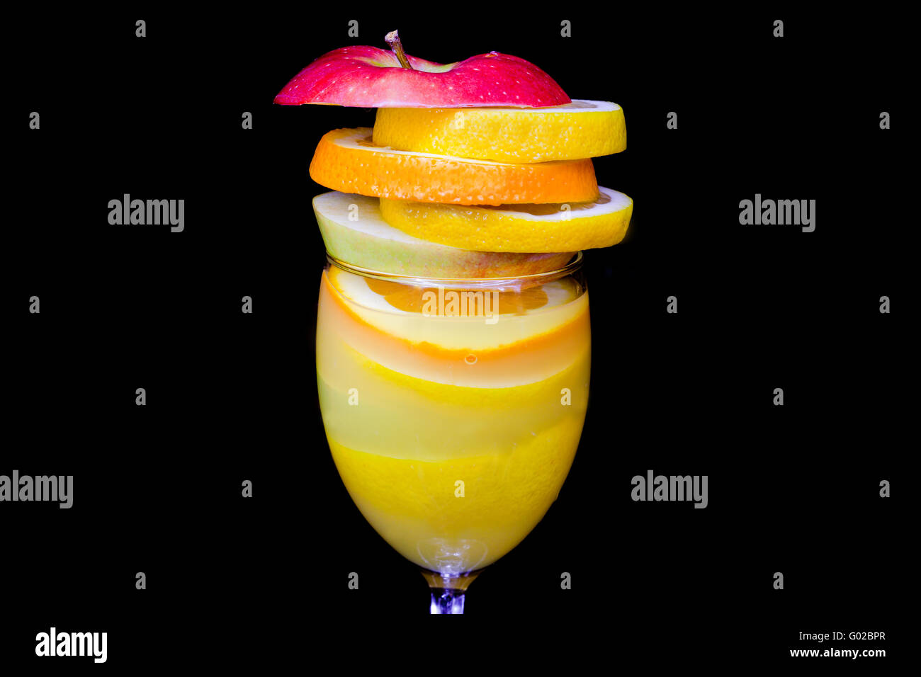 Cocktail de fruits composition isolé sur fond noir Banque D'Images