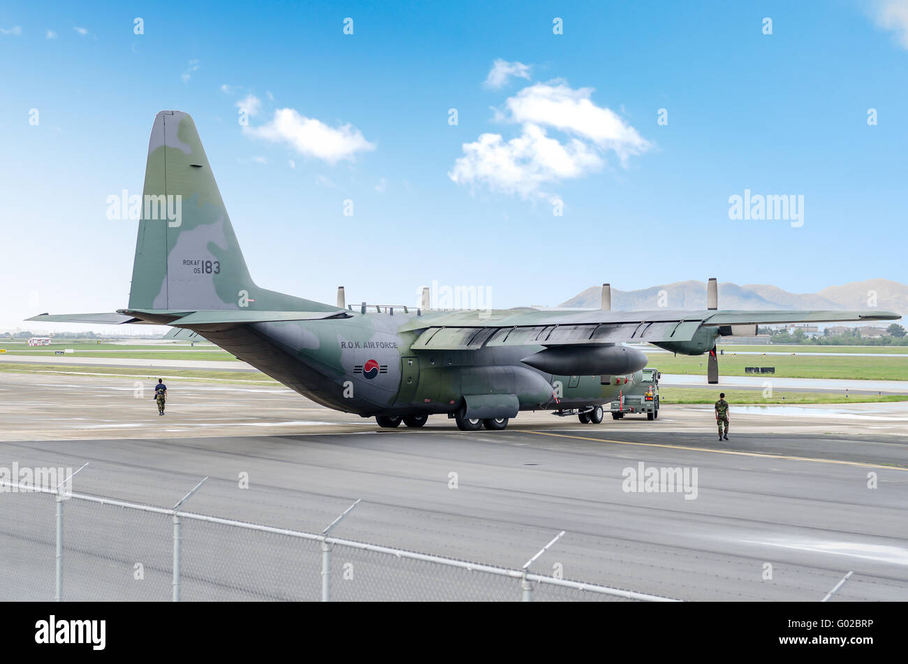 Busan, Corée du Sud - 22 juin 2011 : Un C-130 remorqué après avoir fait un test du moteur. Banque D'Images