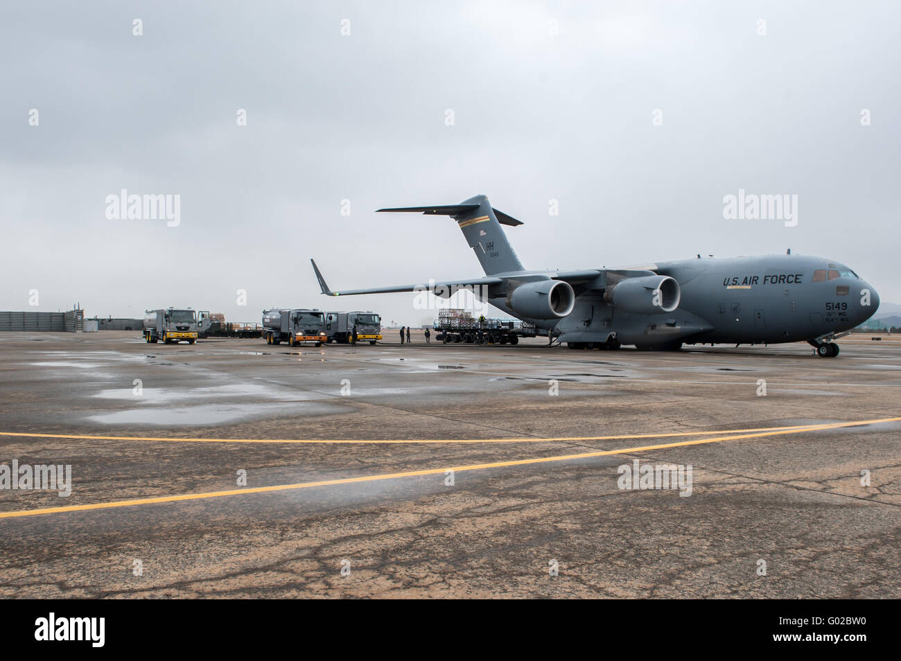 Busan, Corée du Sud - 28 Février 2012 : UN C-17 Globemaster se ravitaillé en carburant par camions. Banque D'Images