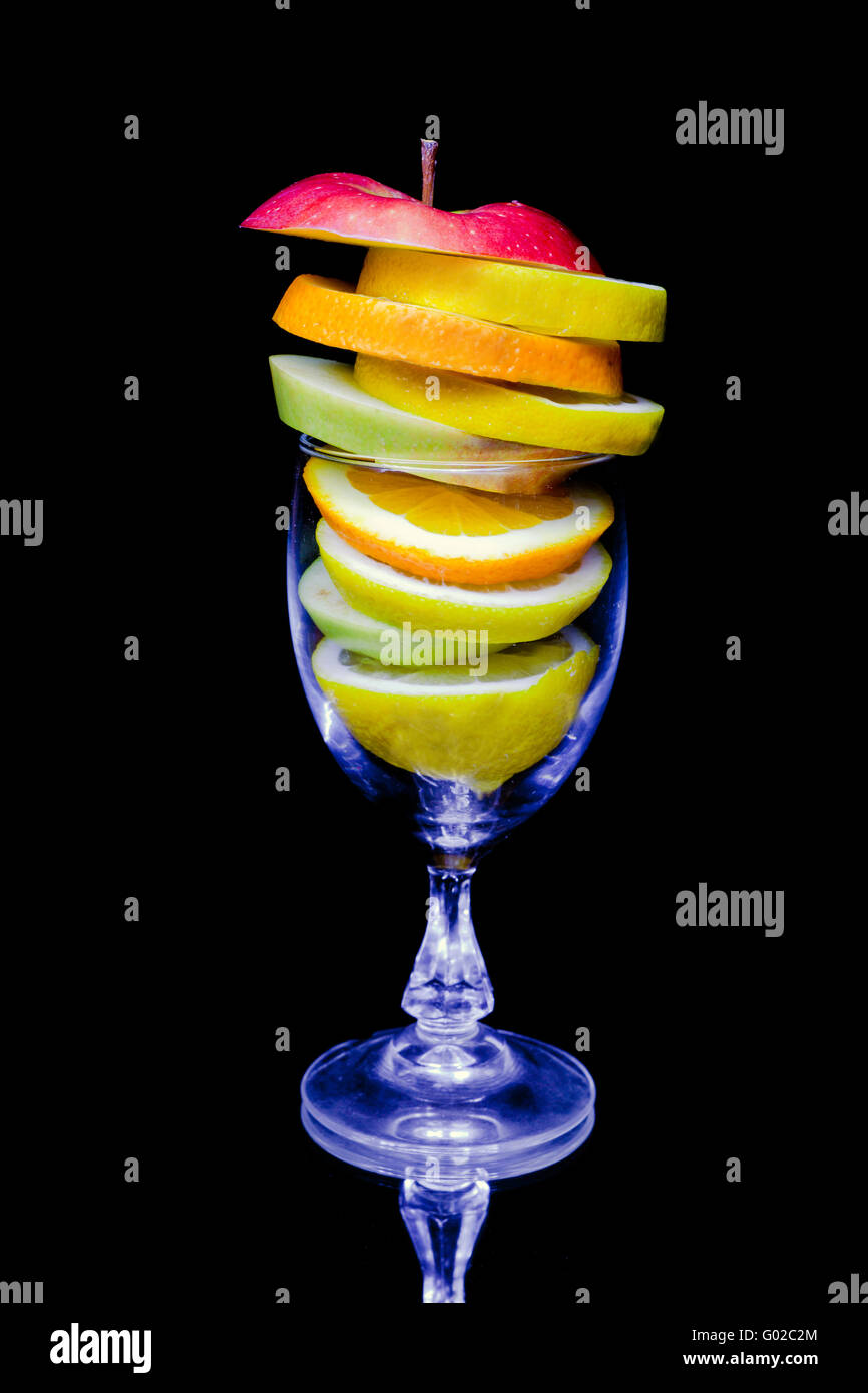 Cocktail de fruits composition isolé sur fond noir Banque D'Images
