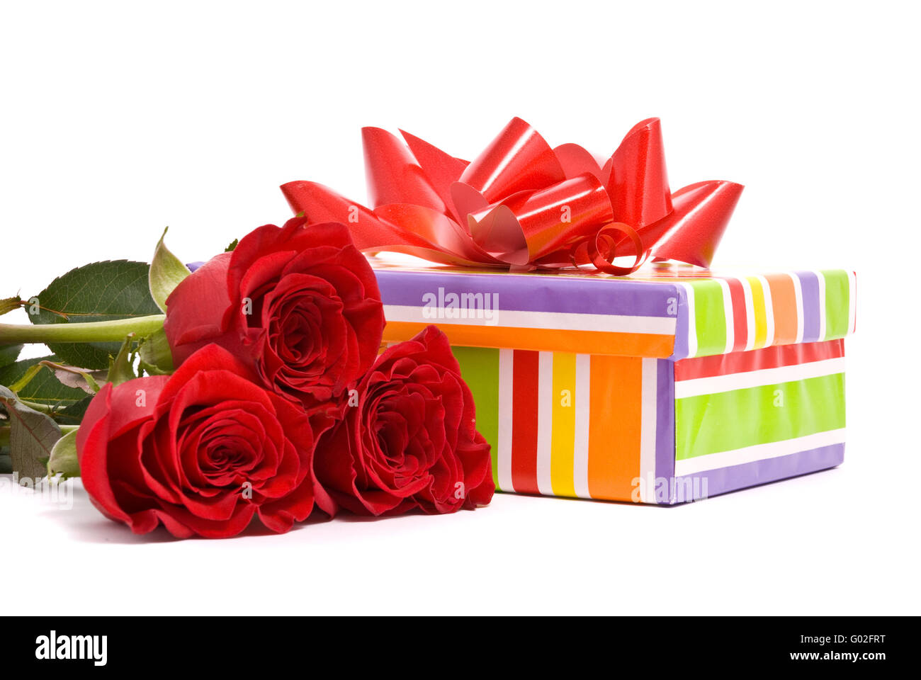 Roses rouges et boîte-cadeau sur un fond blanc studio Banque D'Images