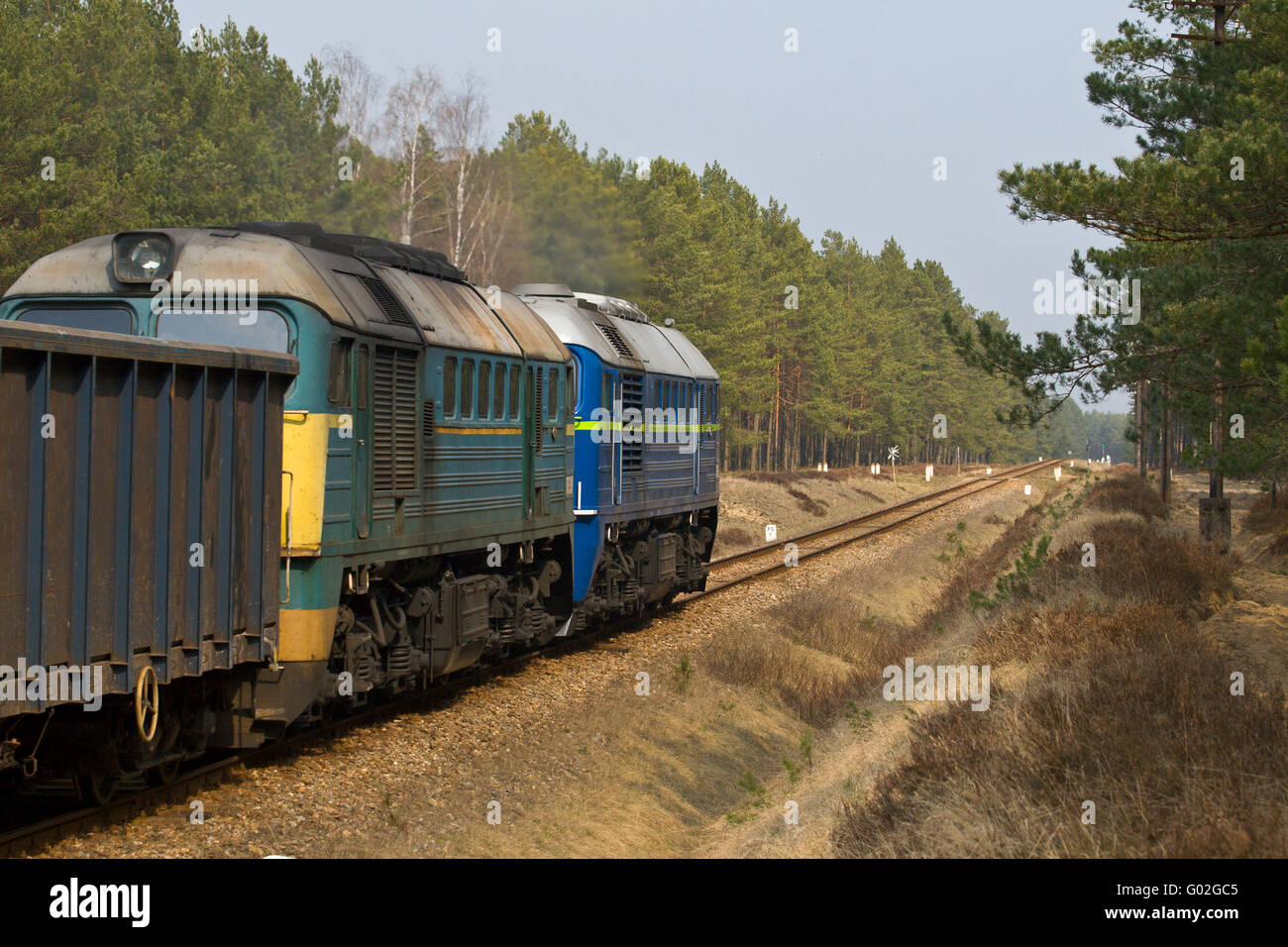 Train de fret tiré par deux locomotives diesel en passant la forêt Banque D'Images