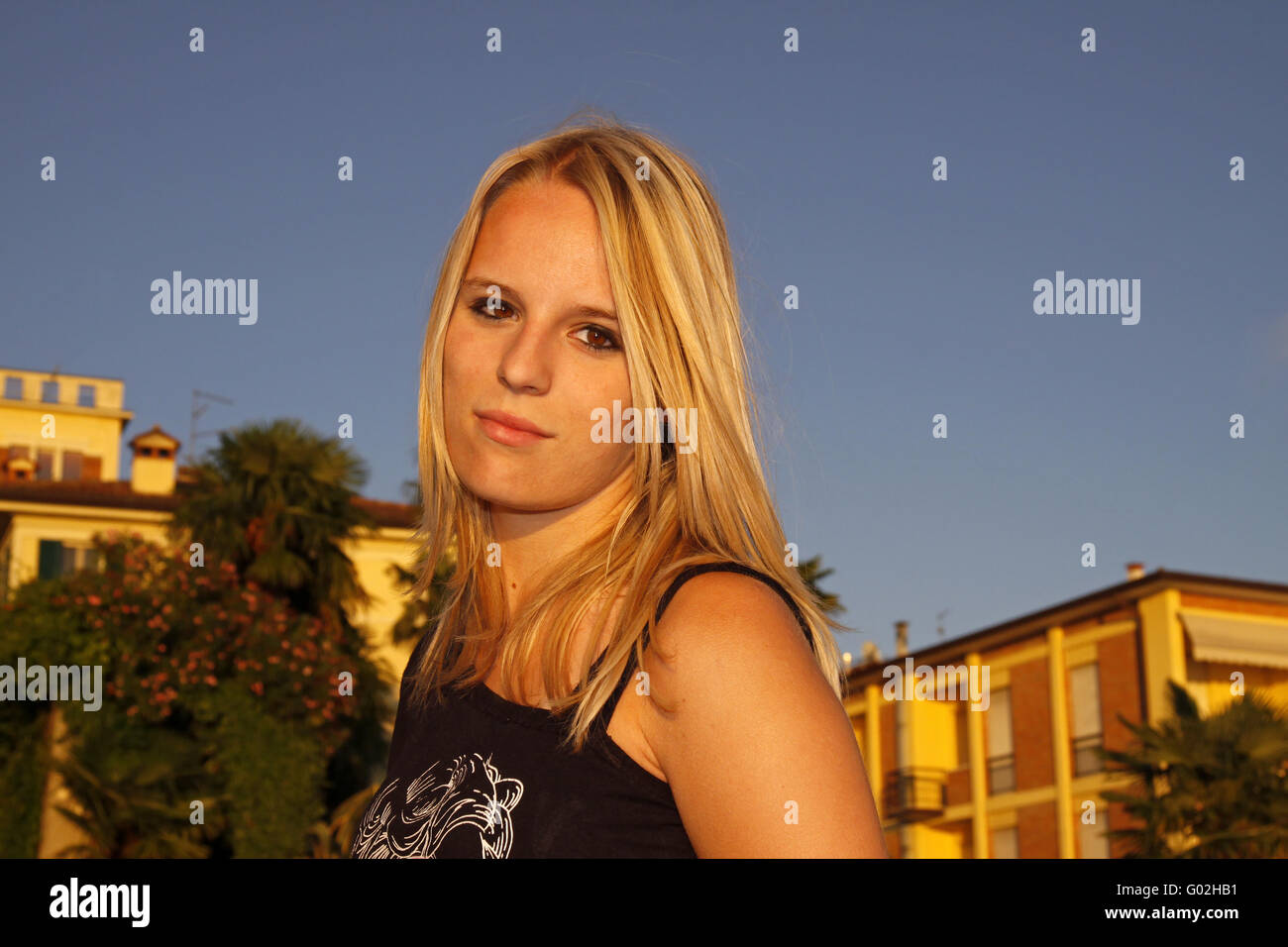 Très jolie jeune femme dans la vieille ville de Lazise Banque D'Images