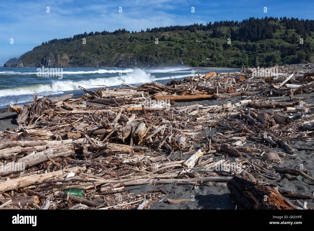 Driftwood et divers déchets, s'accumule sur la plage à l'embouchure de la rivière Klamath dans le Nord de la Californie Banque D'Images