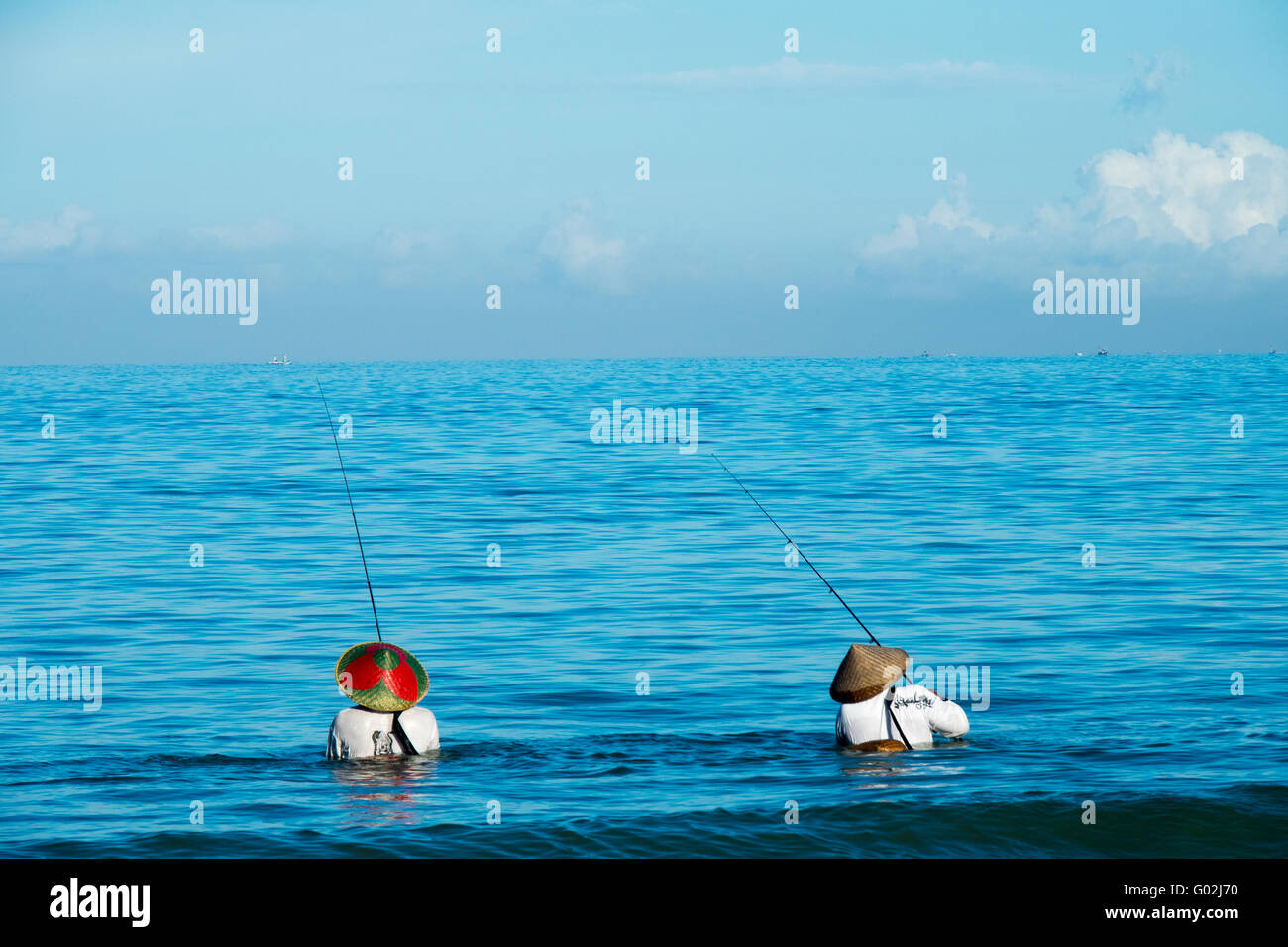 Deux pêcheurs balinais dans la pêche en mer. Banque D'Images