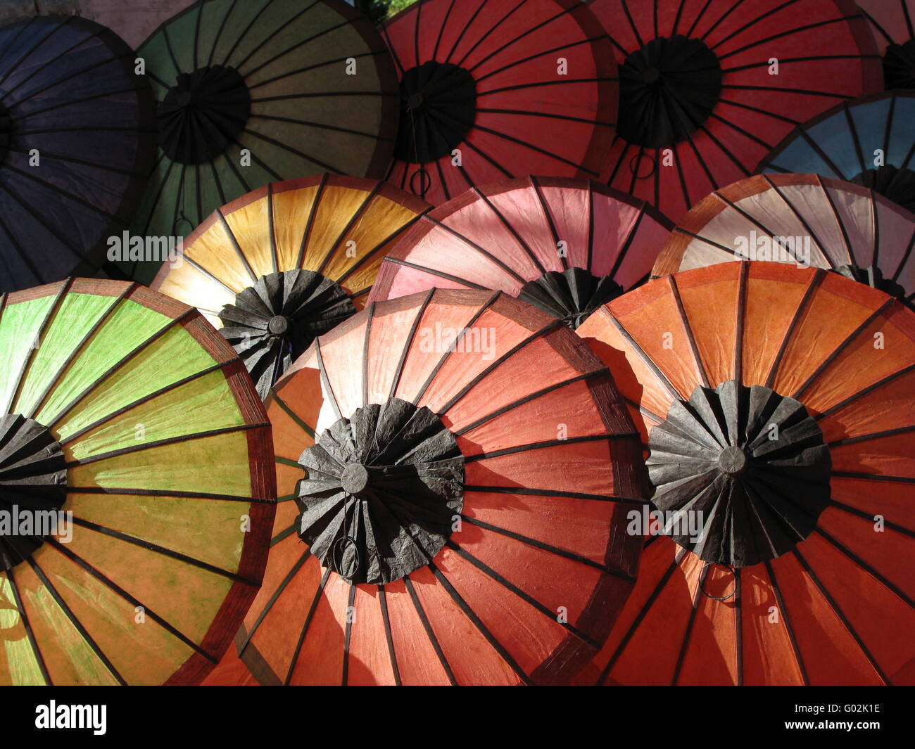 Parapluies peints de couleurs vives Banque D'Images