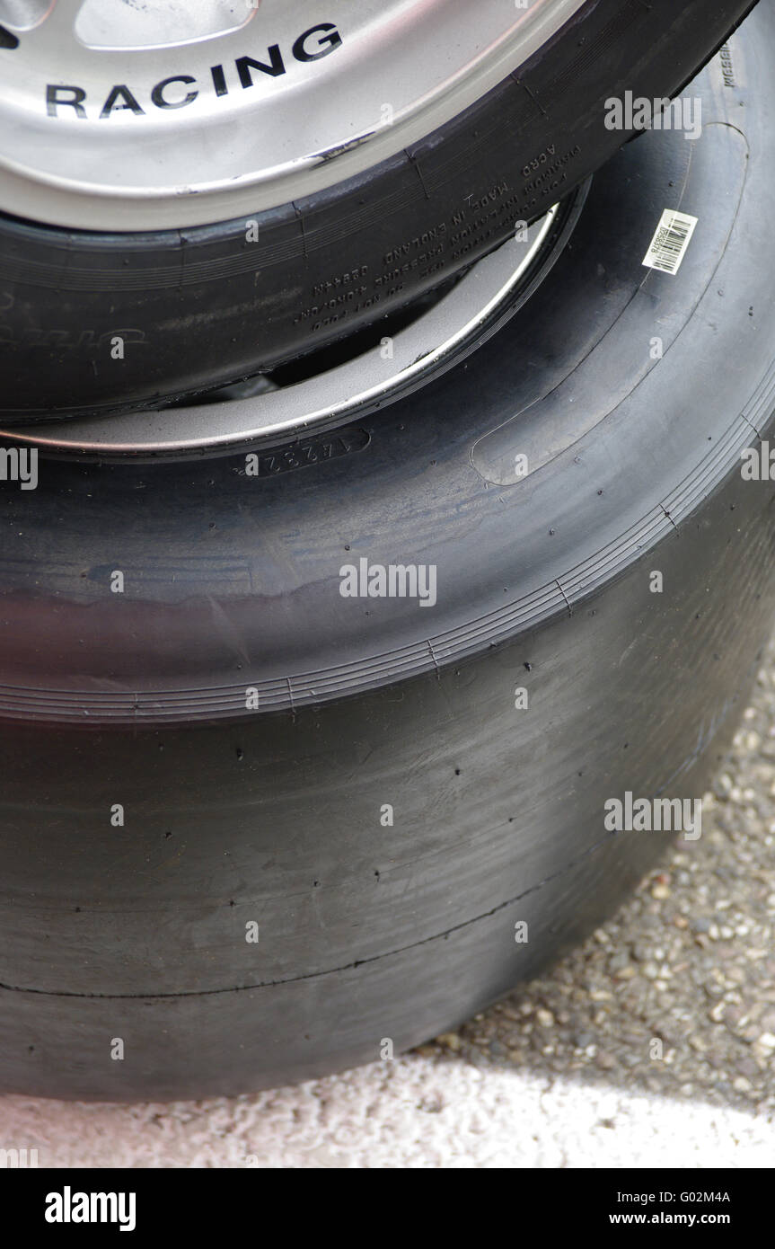 Motor Sport - pneus de course formule sur grille Banque D'Images
