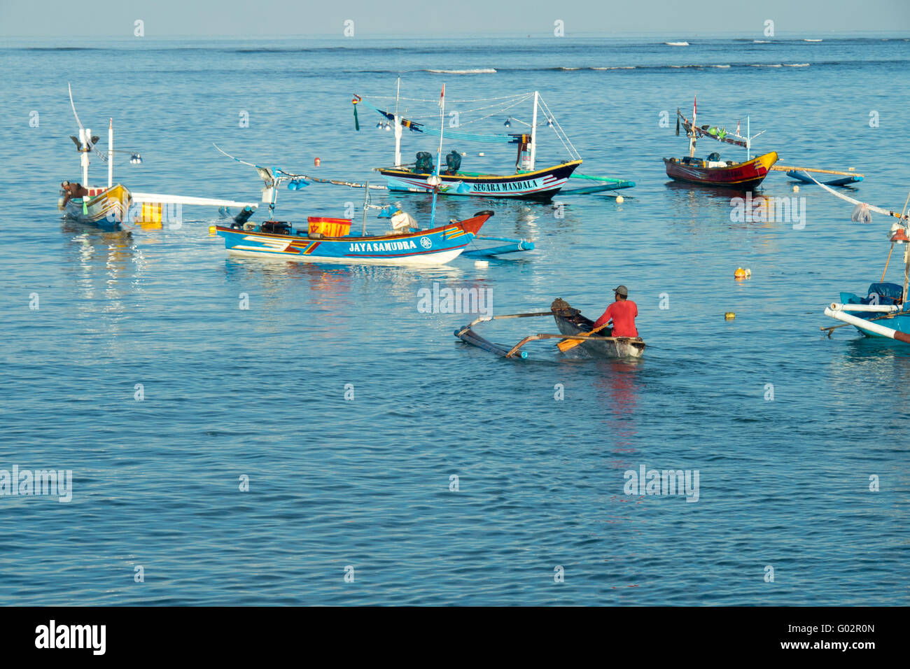 Bateaux de pêche dans la baie de Jimbaran, Bali. Banque D'Images