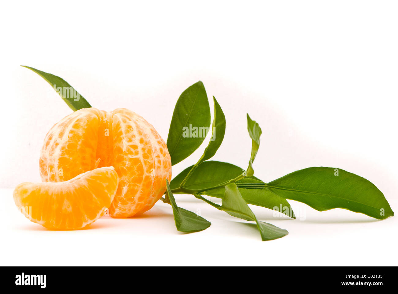 La mandarine juteuse et feuilles isolées sur un fond blanc. Banque D'Images