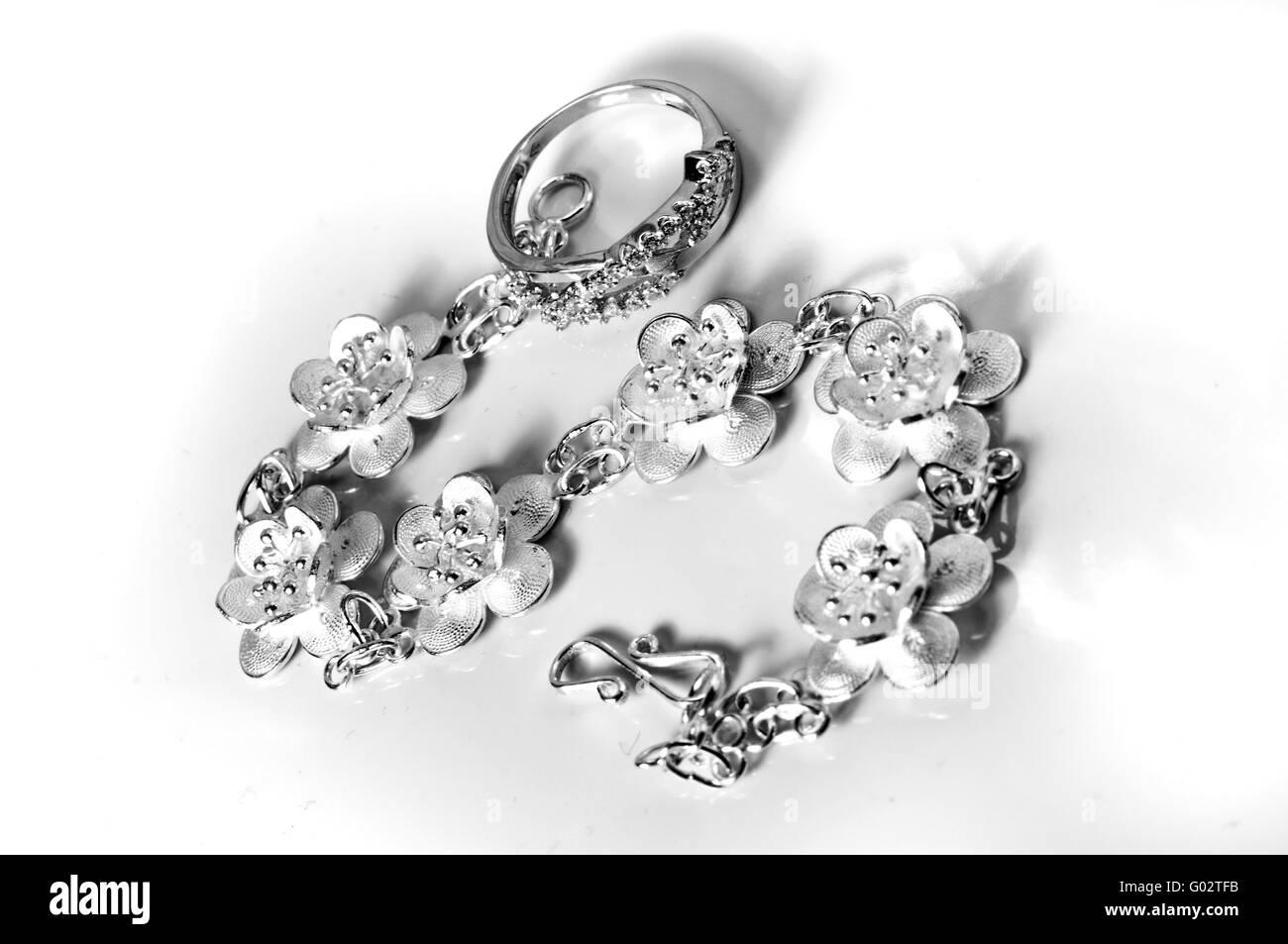 Bijoux bracelet en or blanc fond blanc Banque D'Images