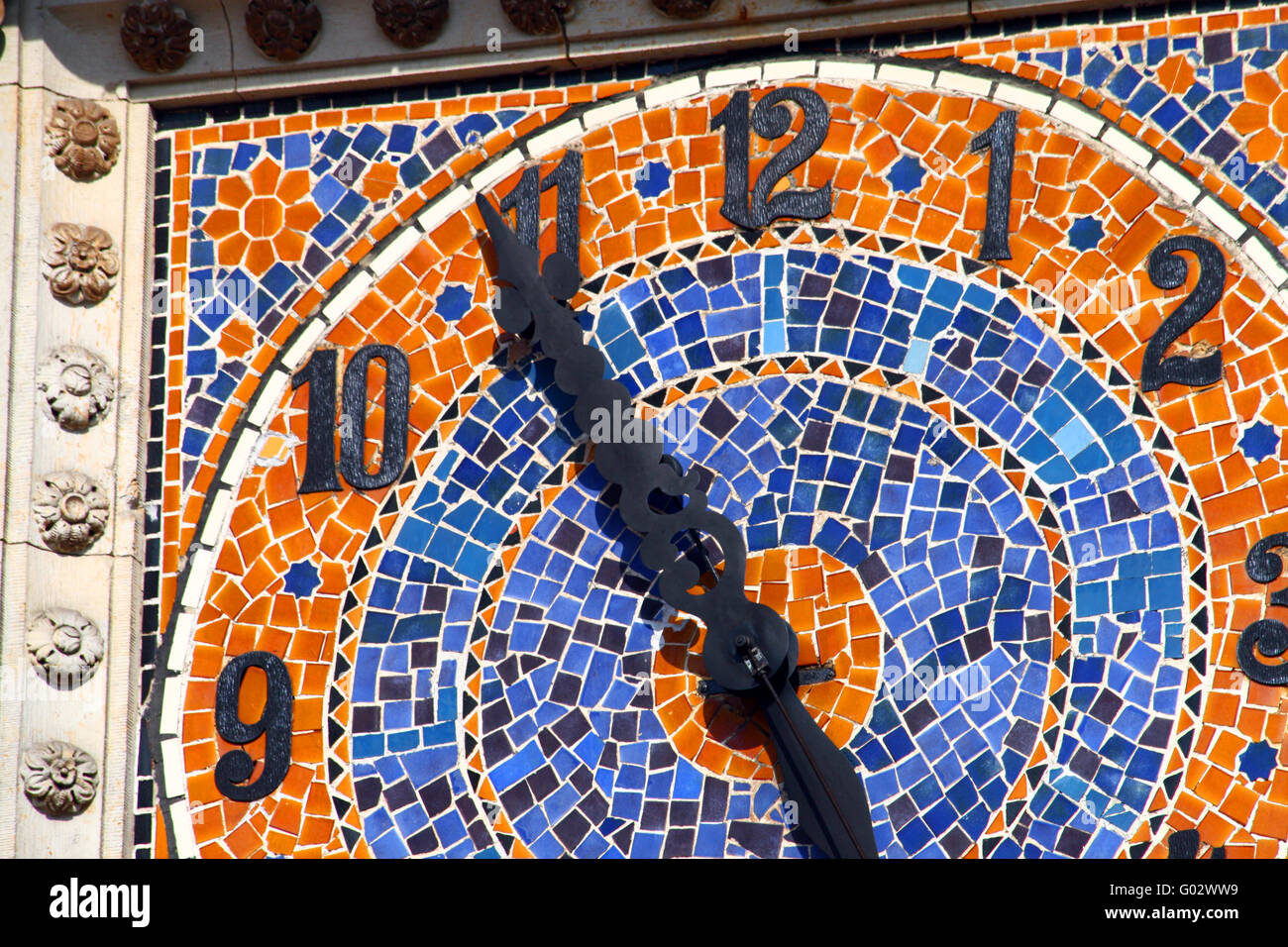 Vieille horloge en céramique en haut de l'immeuble Banque D'Images