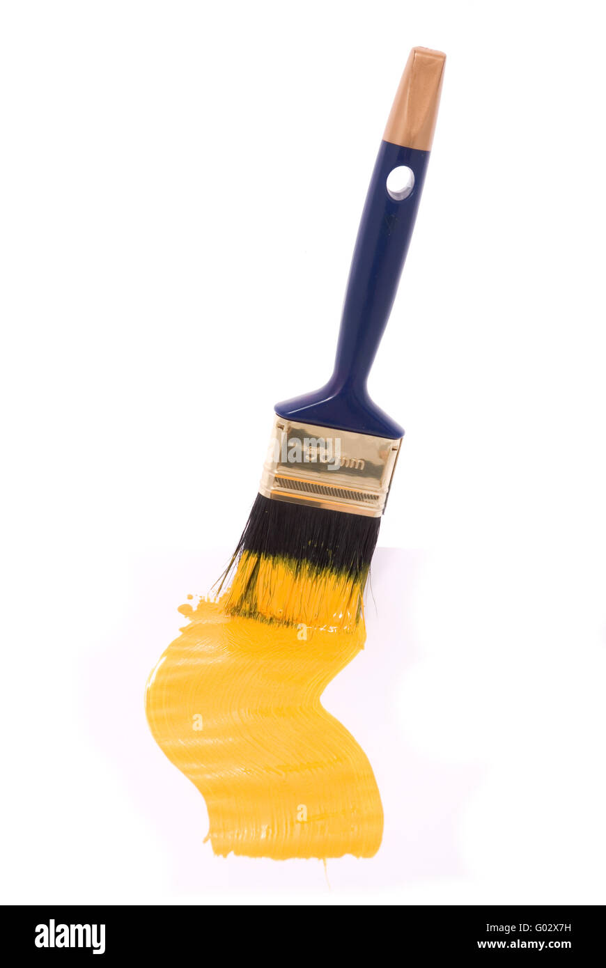 Pinceau professionnel avec peinture jaune sur un fond blanc Banque D'Images