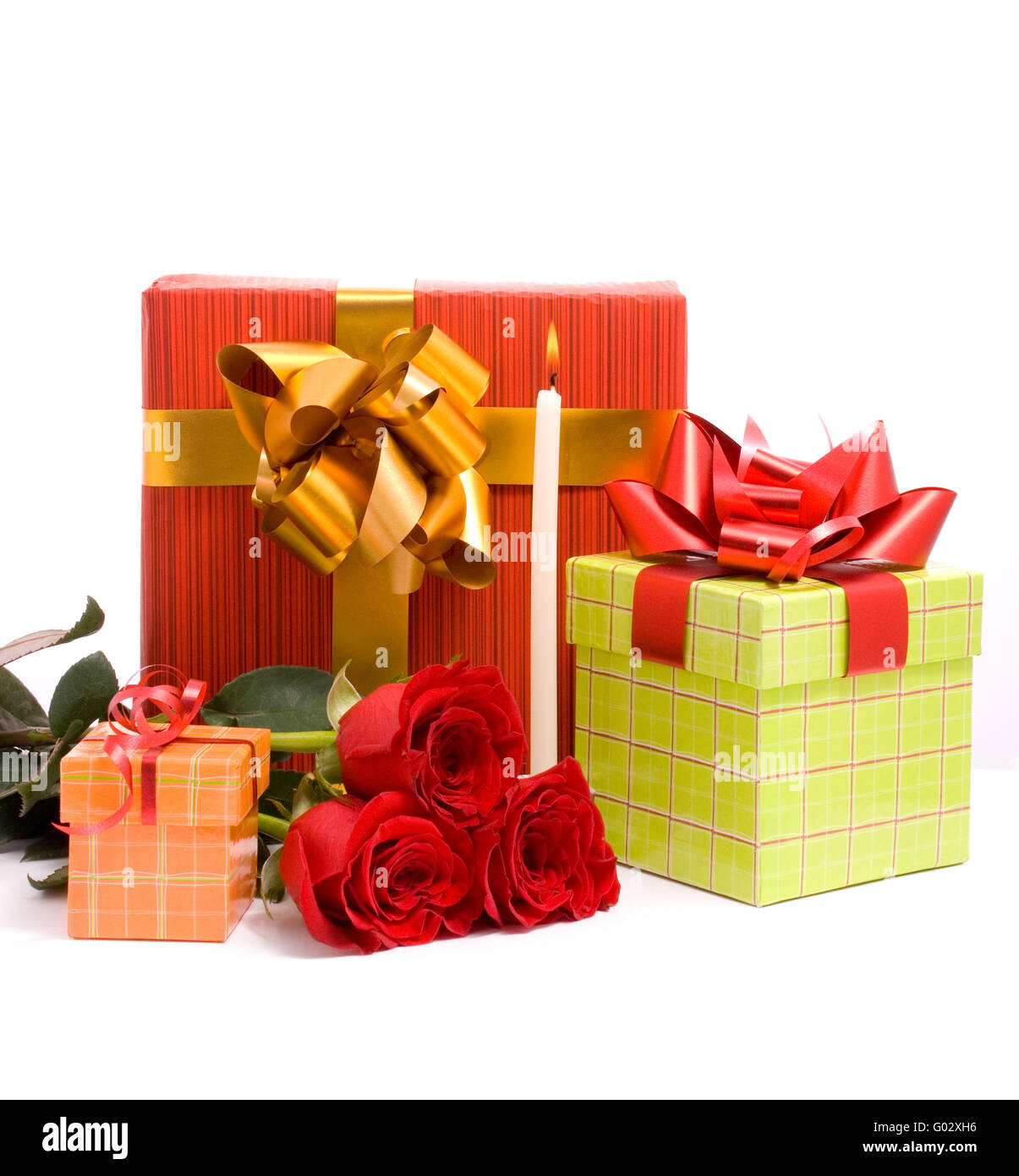 Roses rouges et les coffrets cadeaux sur un fond blanc studio Banque D'Images