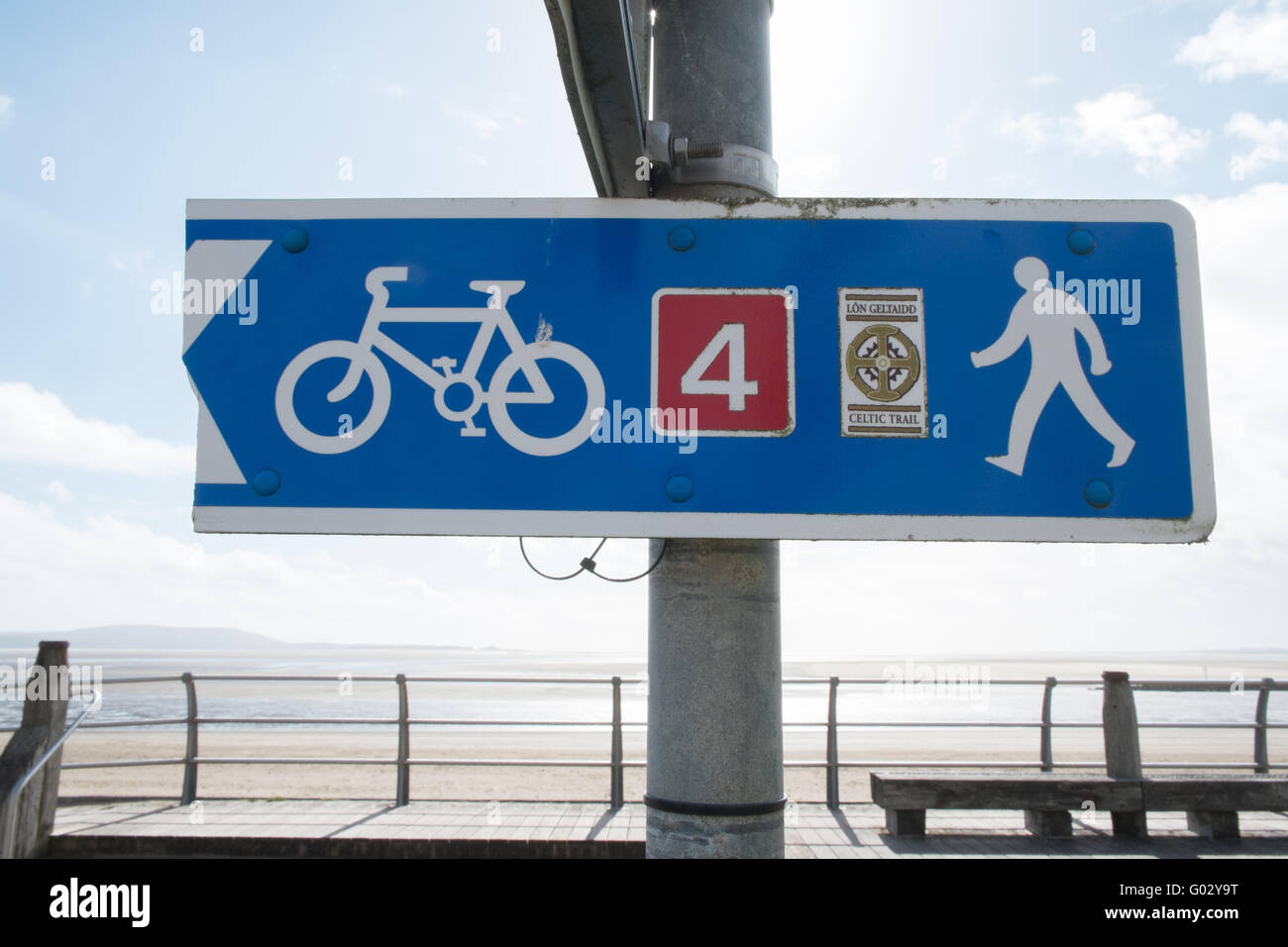 Piste cyclable de la route 4 signe et la randonnée sur sentier côtier du millénaire à Llanelli Carmarthenshire,front de mer,le pays de Galles, Royaume-Uni Banque D'Images