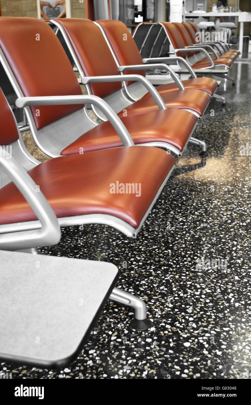 Brown et de l'acier sièges de l'aéroport avant le gating en salle d'attente Banque D'Images